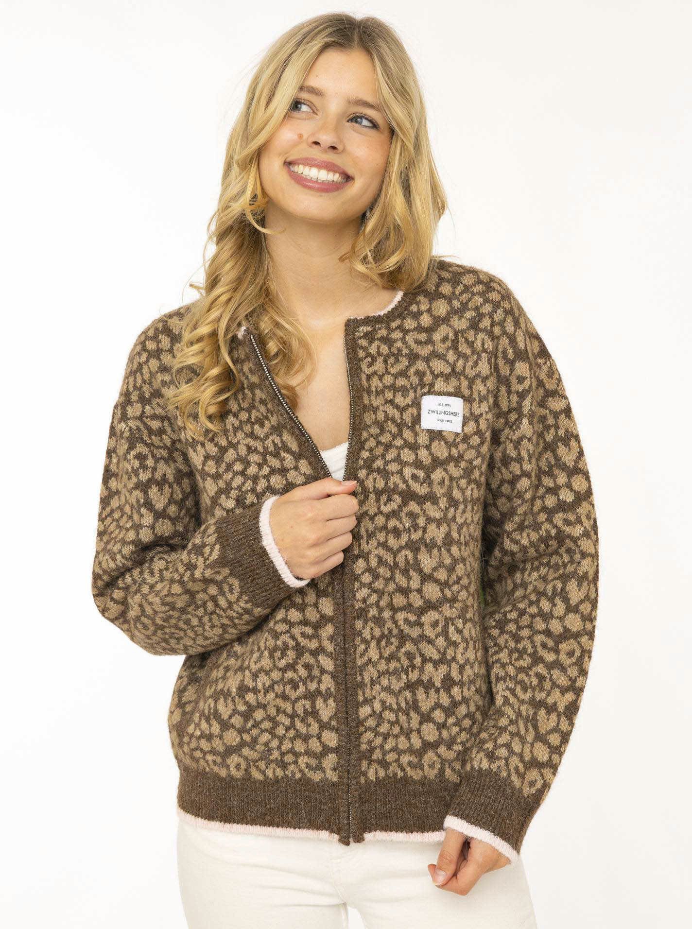 Zwillingsherz Strickjacke "Leo & Patch" Reißverschluss, Eingriffstaschen, Logopatch, farbige Kanten, Leomuster