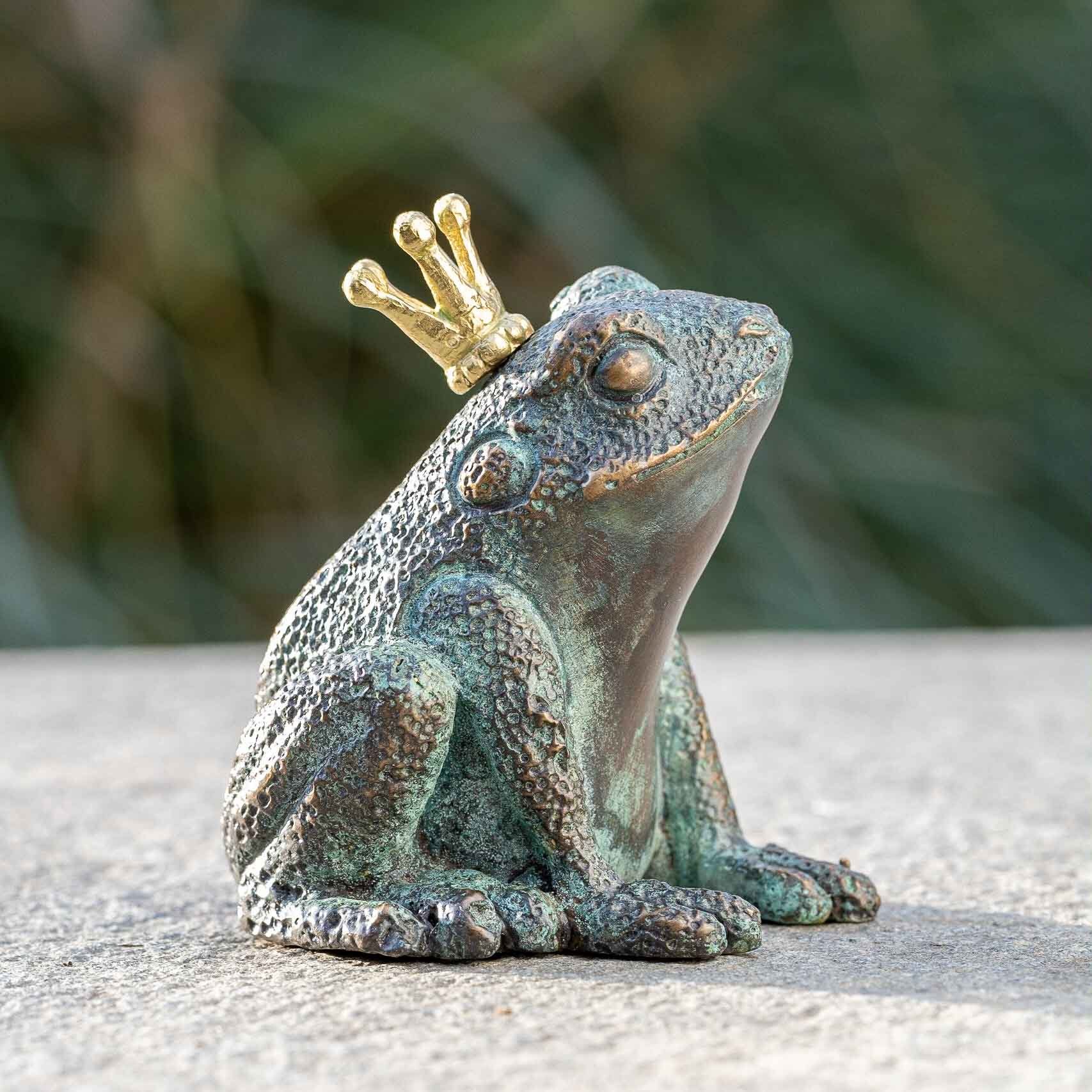 IDYL patiniert. gegossen in Bronze IDYL Die gegen von wasserspeiend, robust Frosch werden witterungsbeständig – Modelle in Frost, Regen Langlebig Gartenfigur Hand und UV-Strahlung. – und Bronze-Skulptur Wachsausschmelzverfahren – Bronze sehr