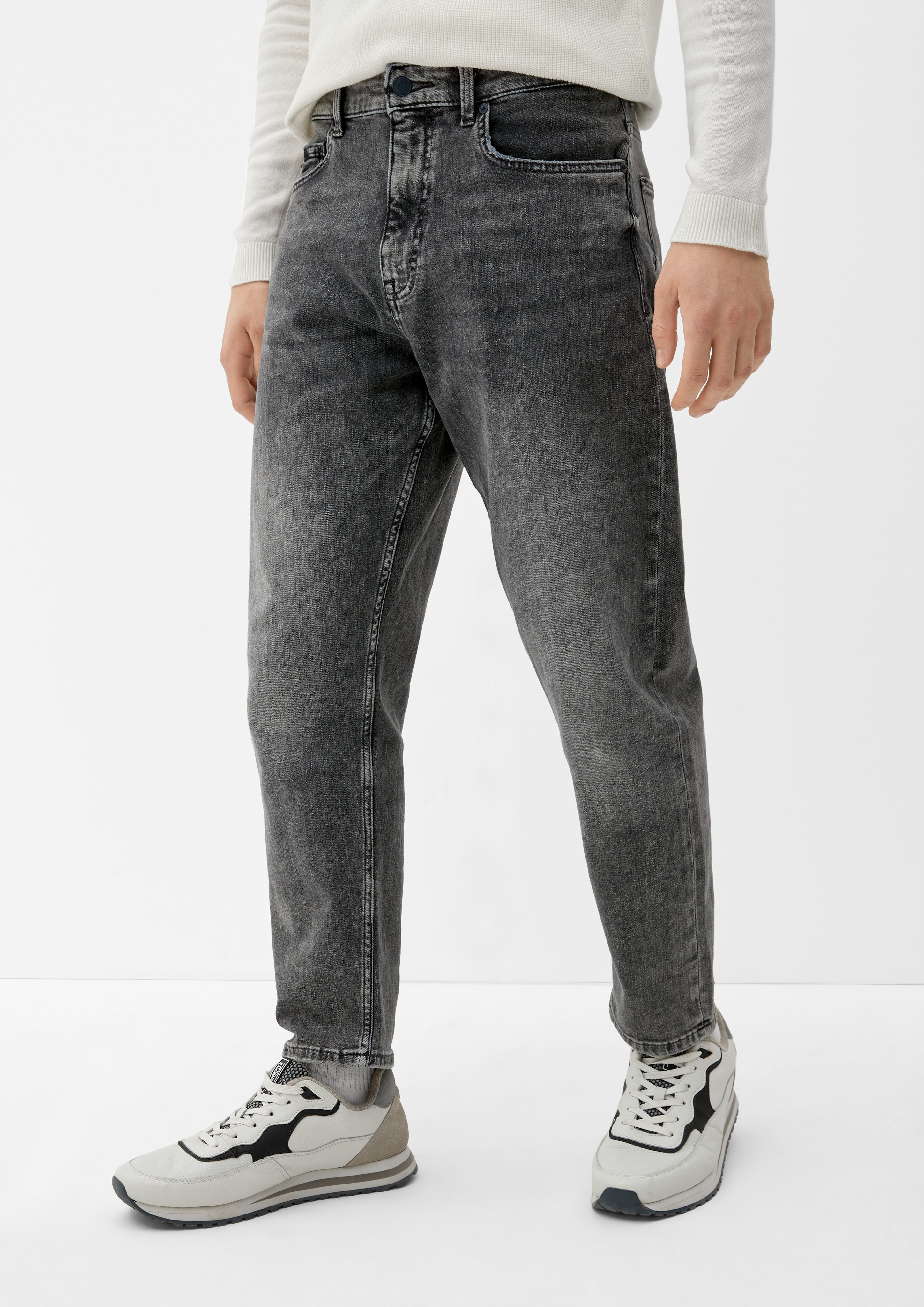 QS Stoffhose Jeans Brad Leg / Rise Mid / / Relaxed Tapered Label-Patch Waschung, Fit
