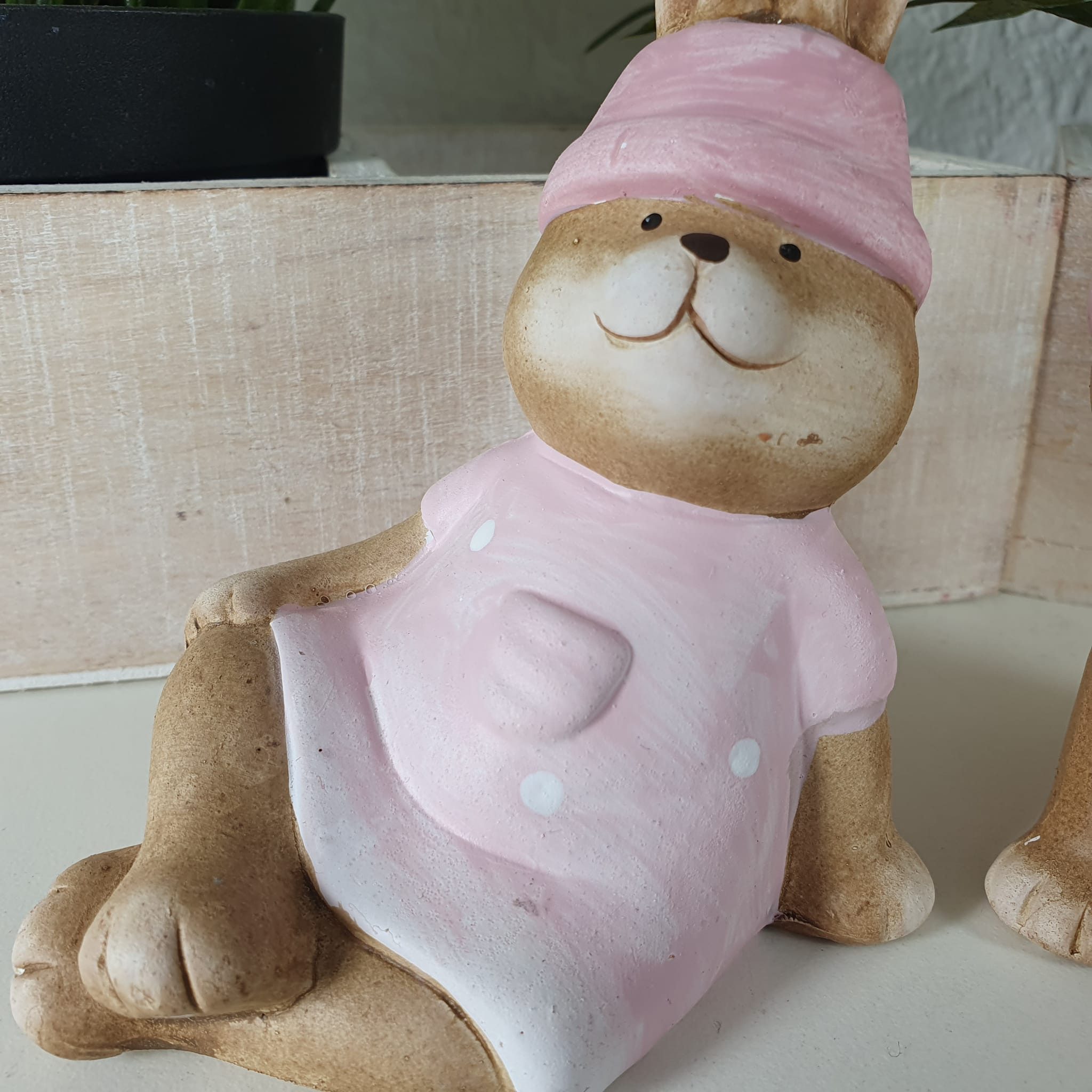 Aspinaworld Dekofigur Sitzende Hasen Figur mit rosa Kleid 2er Set 11 cm (2 St)