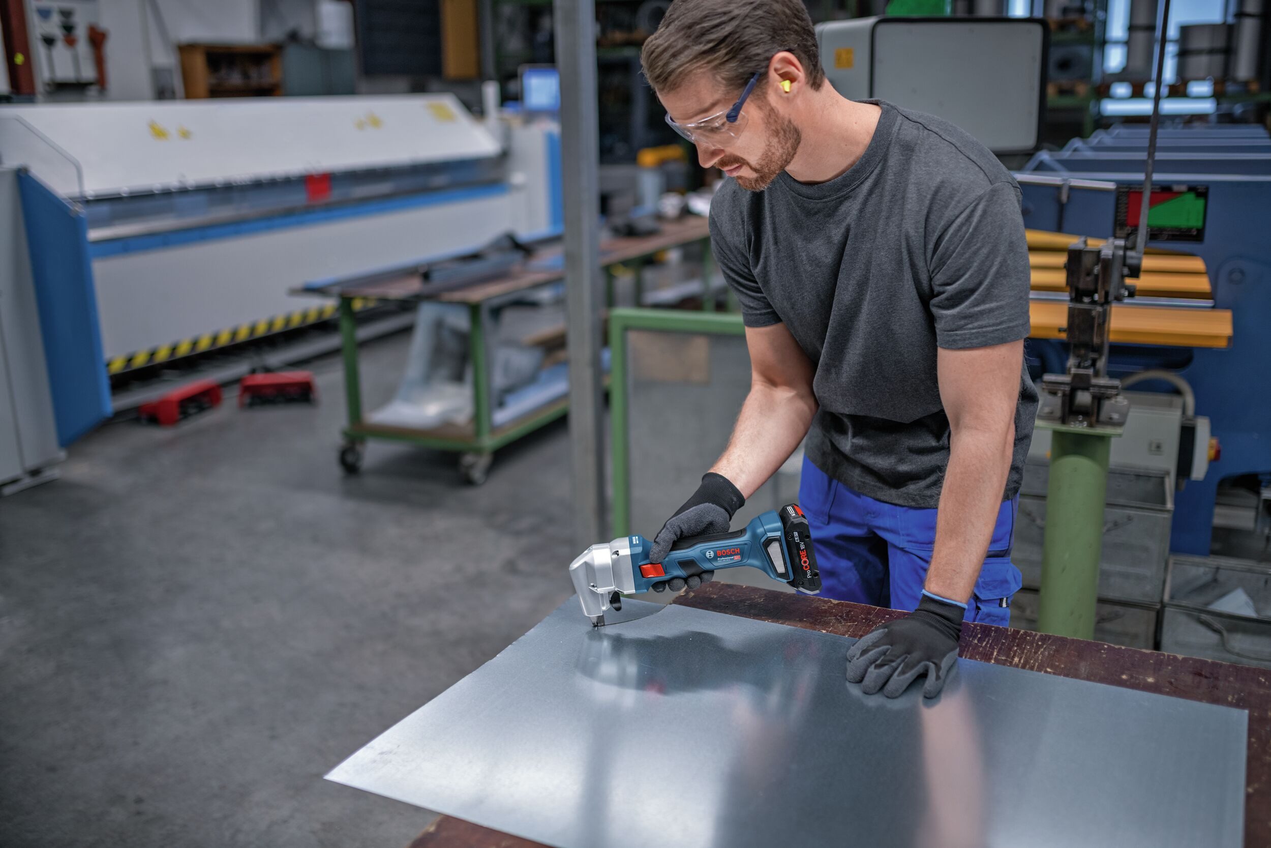 BOSCH Akku-Knabber GNA 18V-16 E, 18 in V, Nager mit 2x Akku ProCORE 4 Ah - in L-BOXX 136