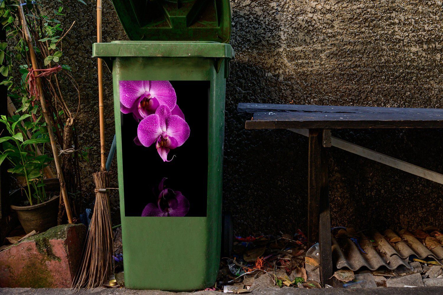 MuchoWow Wandsticker schwarzem St), Abfalbehälter Mülleimer-aufkleber, Sticker, Orchideen Mülltonne, vor Container, Zwei (1 Hintergrund lila