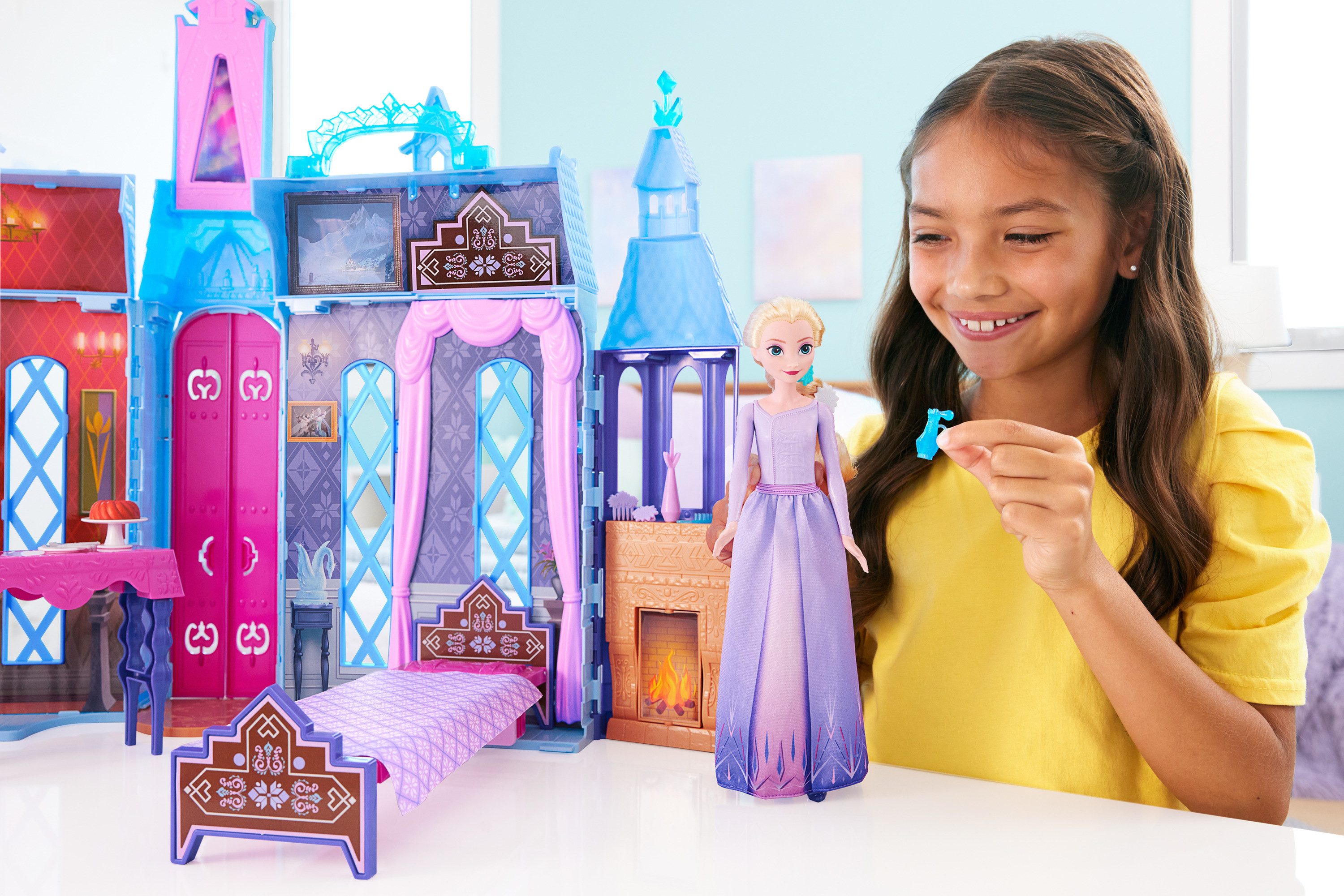 Mattel® Disney Die Eiskönigin Elsas Schloss in Arendelle mit Elsa HLW61 Spielbausteine, (16-teilig (Schloss + Elsa-Puppe + 15 Zubehör-/Möbelteile), 16-teilig (Schloss + Elsa-Puppe + 15 Zubehör-/Möbelteile), Über 60 cm hoch, klappbar, tragbar, inkl. Elsa-Puppe