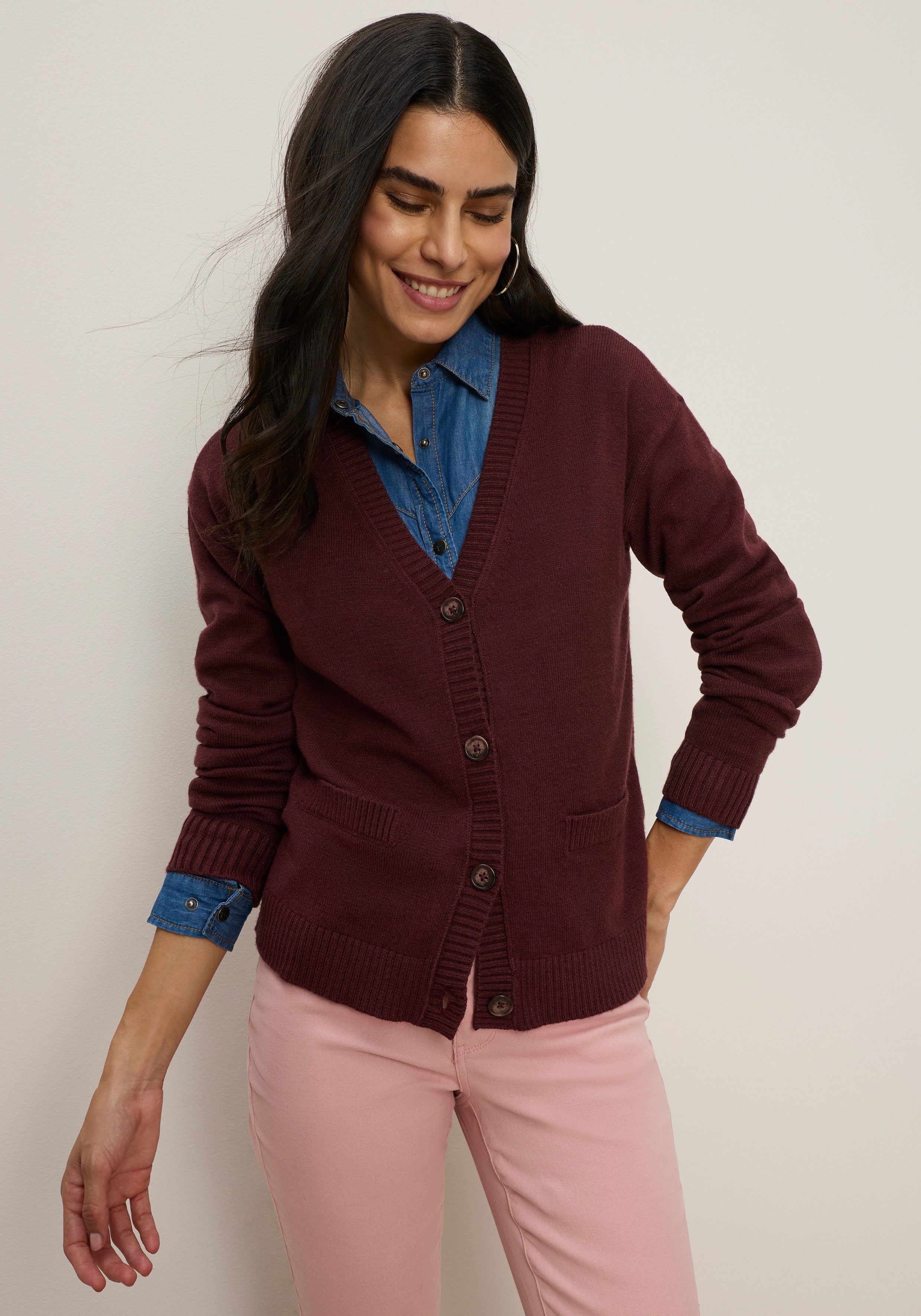 Tamaris Strickjacke mit kurzem Schnitt, aus elastischem Strickmaterial mit Knopfleiste. € 49,99, (€ 49,99 pro 1 Stk).