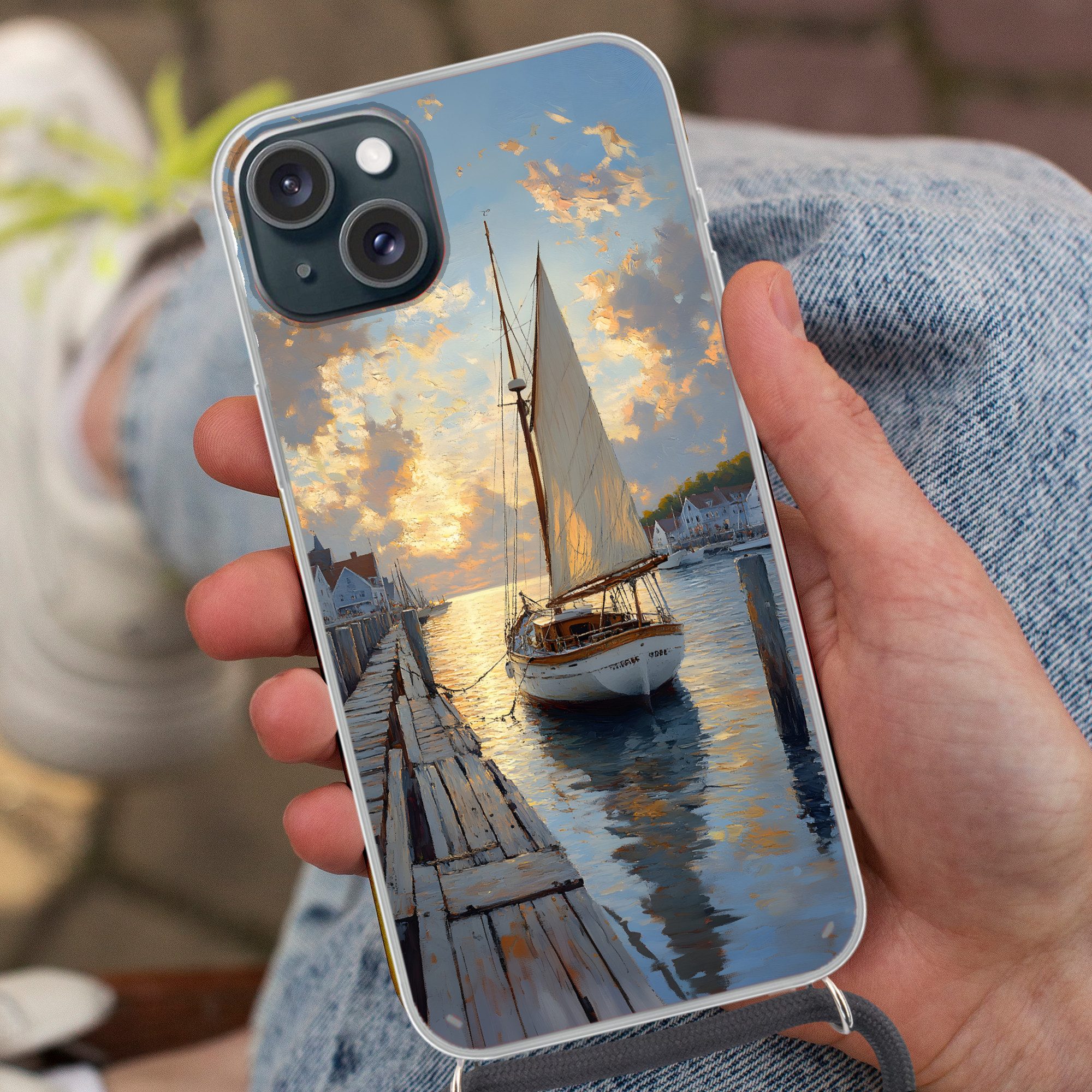 MuchoWow Handyhülle für Apple iPhone 15 Segelboot - Sonne - Pier - Holz, Tragbare Handyhüllen mit Kette zum umhängen, Handykette Handyband