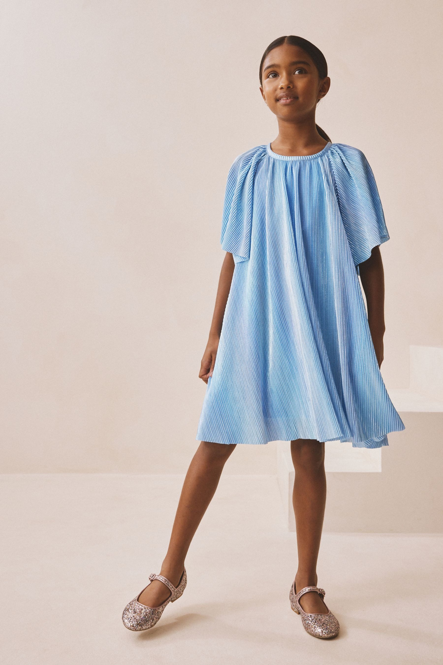 Next Partykleid Glitzendes Partykleid mit Flügelärmeln (1-tlg)