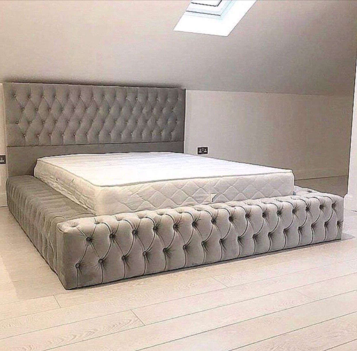 Polsterbett Chesterfield Polsterbett mit hohem Kopfteil in Grau