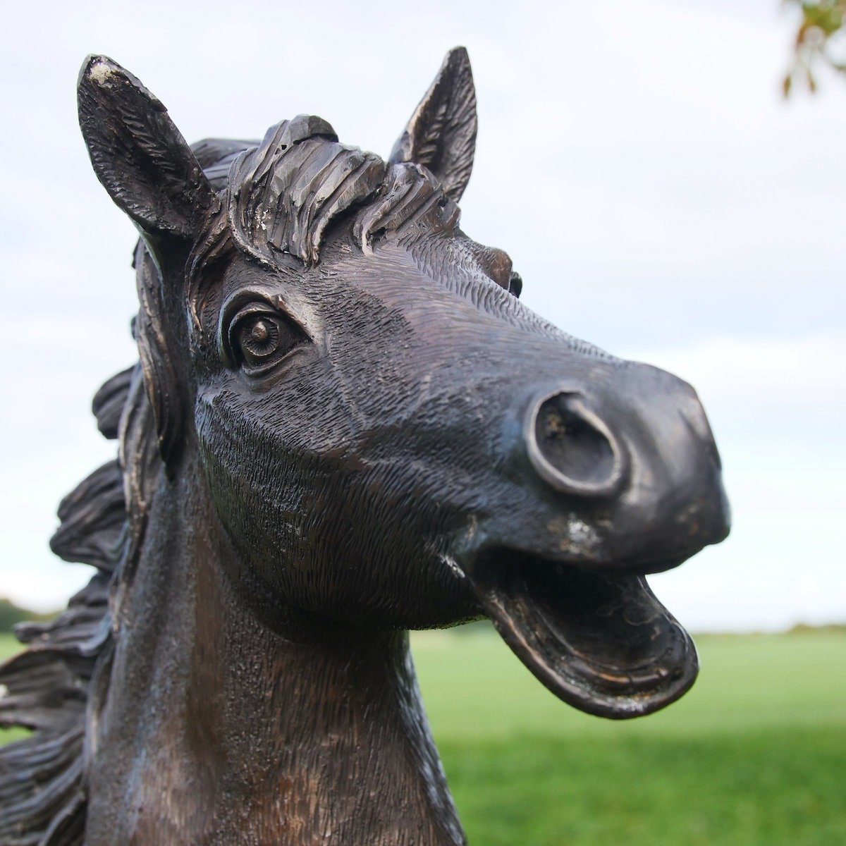 bronZartes Gartenfigur "Springendes Pferd" Bronzeskulptur