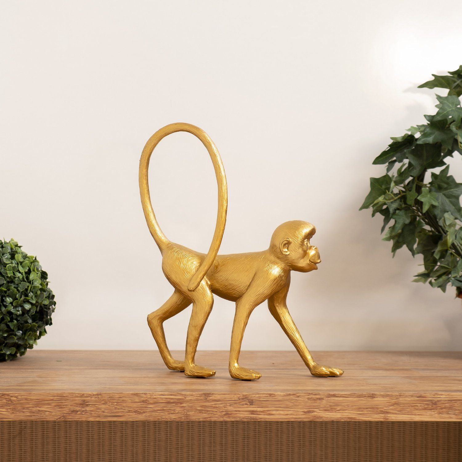 Moritz Dekofigur aus Polyresin Figuren Dekofigur Dekoration langer Deko-Figur Affe spaziert Schwanz aus gold, Polyresin Dekoelement