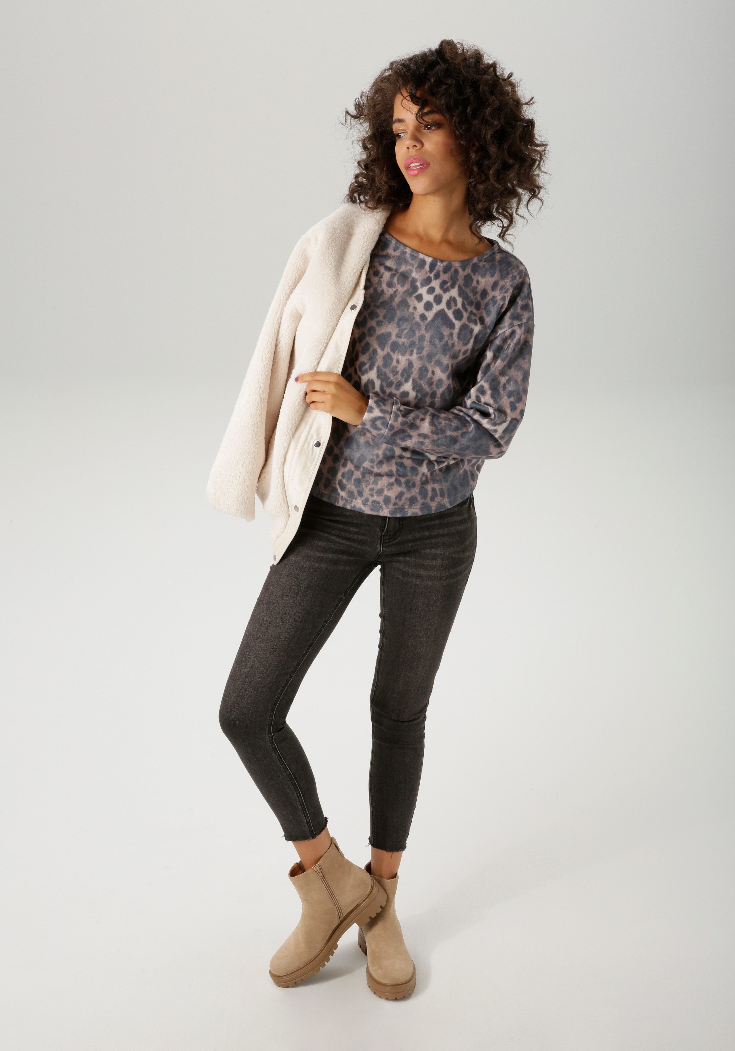 Aniston CASUAL Sweatshirt mit trendigem Leo-Druck - jedes Teil ein Unikat – Bild 5 von 5