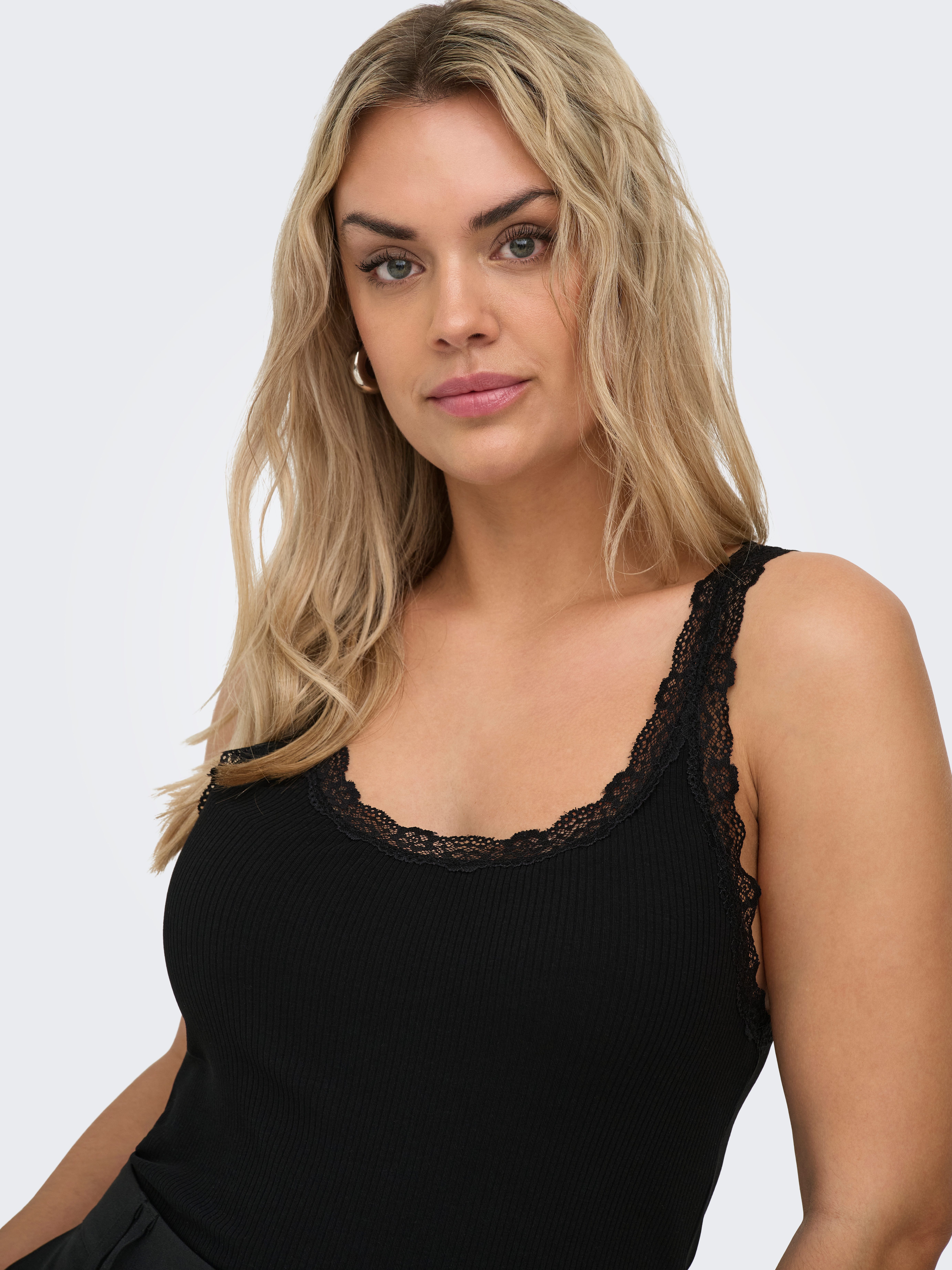 ONLY CARMAKOMA Trägertop CARSARA SHARAI LACE TANK TOP JRS NOOS mit Spitze am Ausschnitt und leicht gewelltem Saum