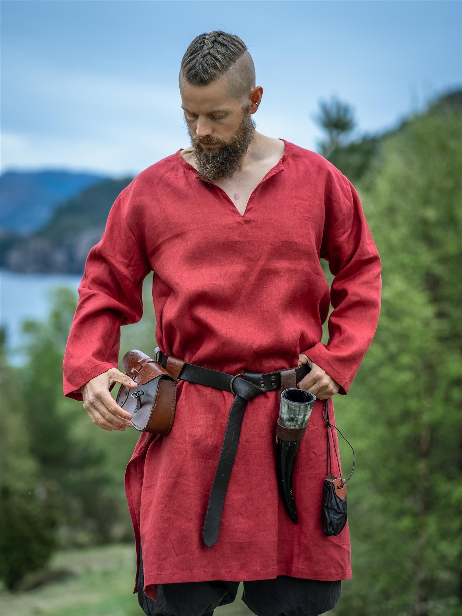 Leonardo Carbone Wikinger-Kostüm Leinentunika "Halvar" mit Frontschlitz, seitliche Schlitze, hochwertiges Leinen