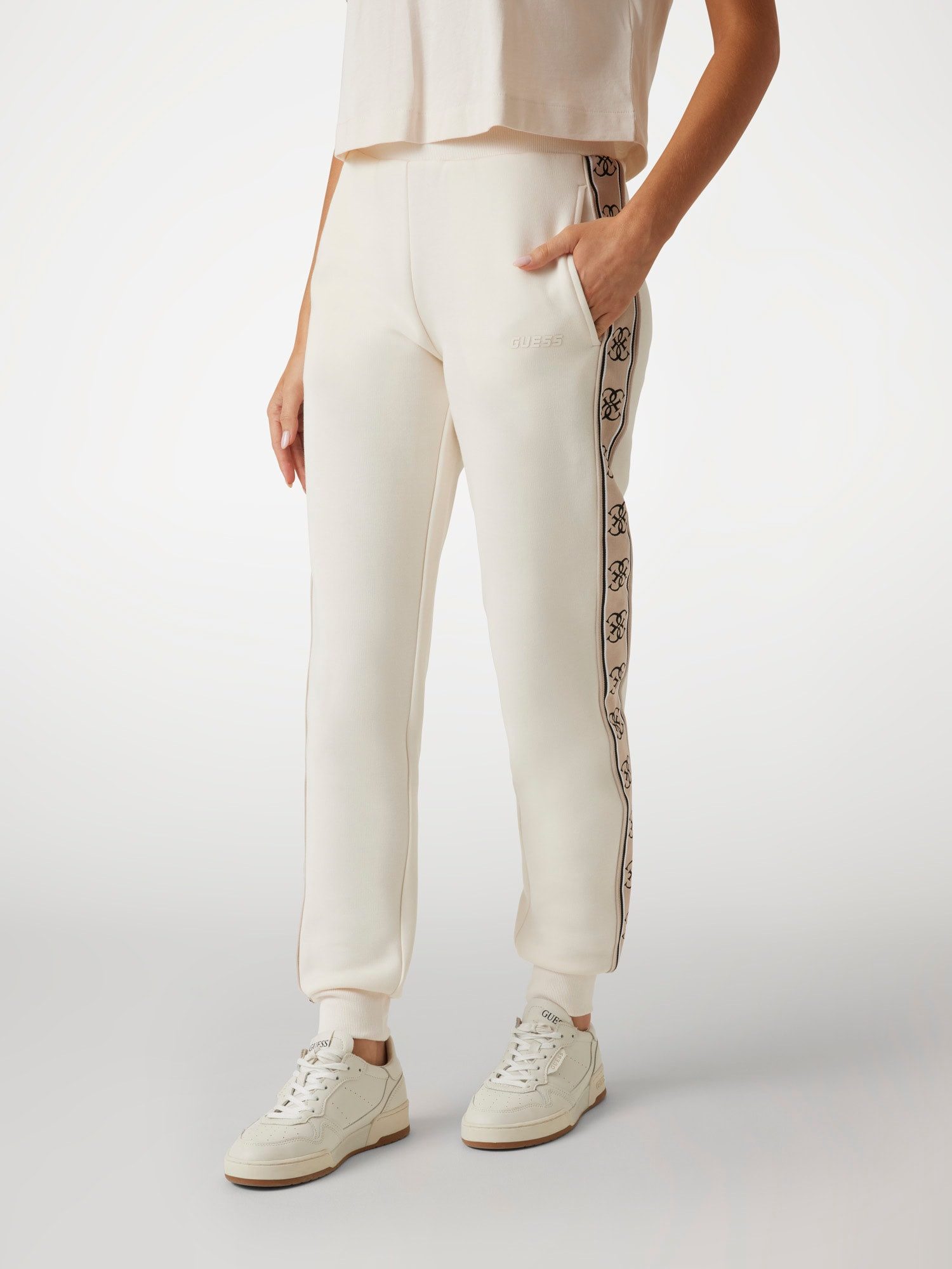 Guess Jogginghose BRITNEY JOGGER mit seitlichem Logo-Tape, Slim Fit
