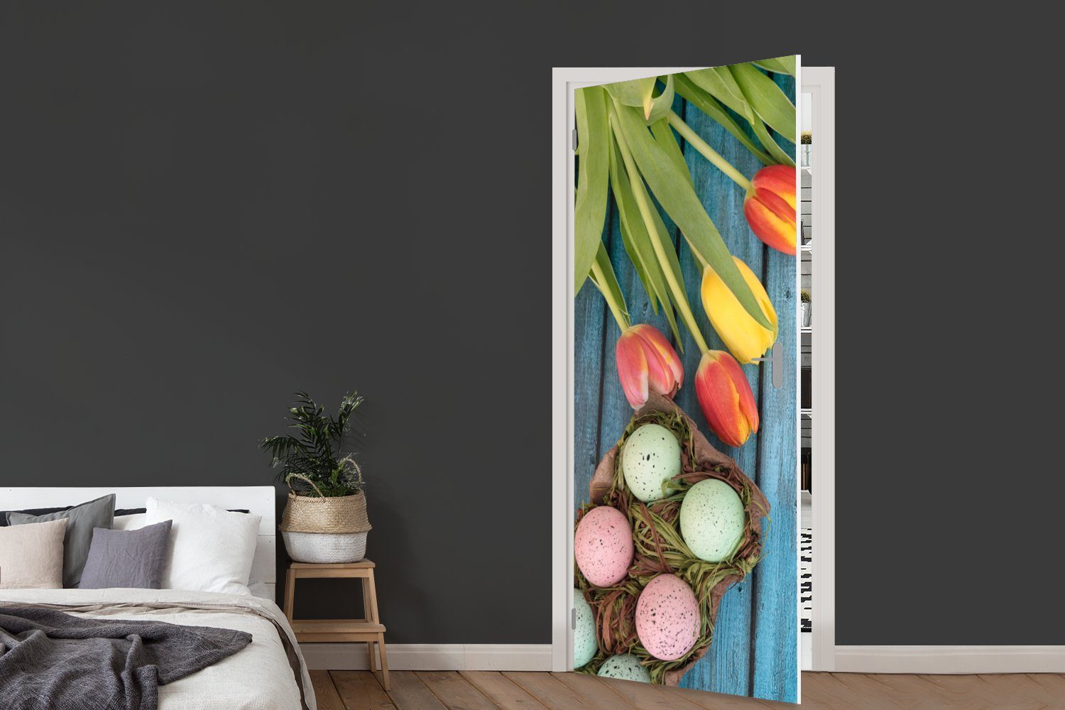 MuchoWow Türtapete Ostereier und bunte Ostern Tür, Türaufkleber, bedruckt, cm hölzernen zu Hintergrund, für auf Fototapete (1 St), 75x205 einem Matt, Tulpen