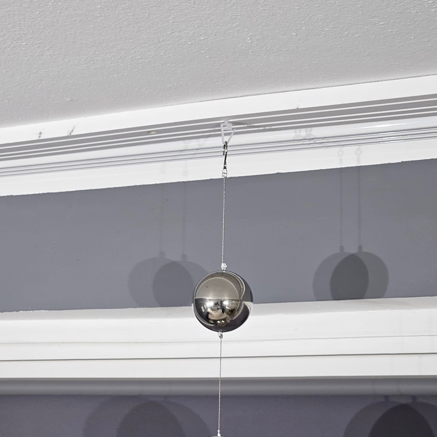 Gardinen by Justyna Hängedekoration Kugeln Girlande Groß, Garten Deko, Girlande Balls Edelstahl, Kugeln Drahtseil, Fensterdeko – Bild 5 von 5