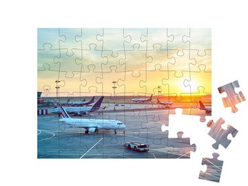 puzzleYOU Puzzle Flughafen in schönem Sonnenuntergang, 48 Puzzleteile, puzzleYOU-Kollektionen Flughafen, Flugzeuge