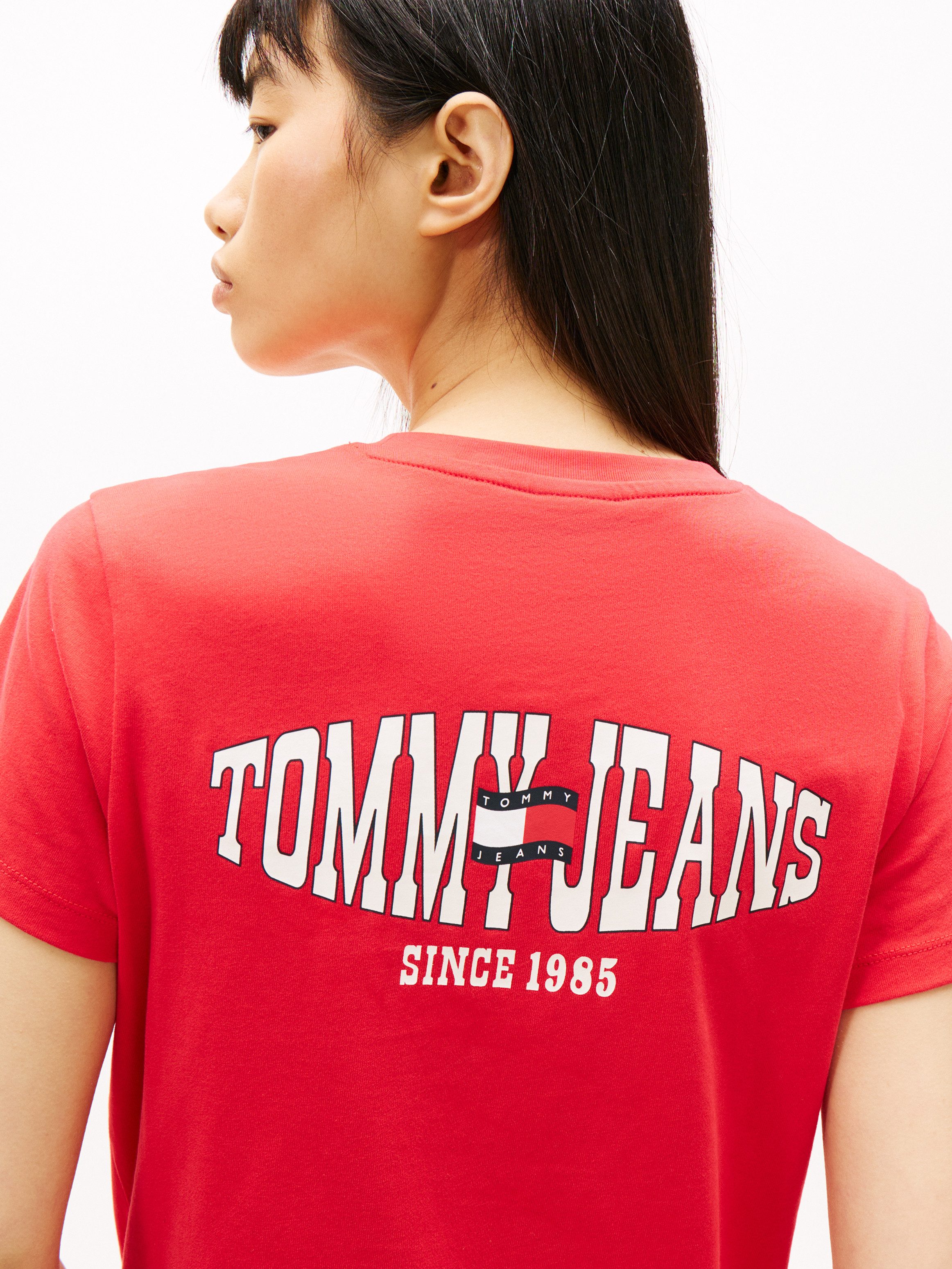 Tommy Jeans Kurzarmshirt TJW REG WAVY FLAG SS TEE EXT Tommy Flag-Badge auf Brust, Jersey aus reiner Baumwolle