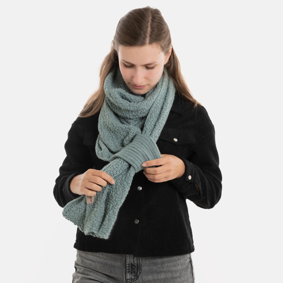 Knit Factory Strickschal Haze Schal Stone Green, (1-St), Schal Halstuch Dreiecksschal Tuch Strickmode – Bild 3 von 5