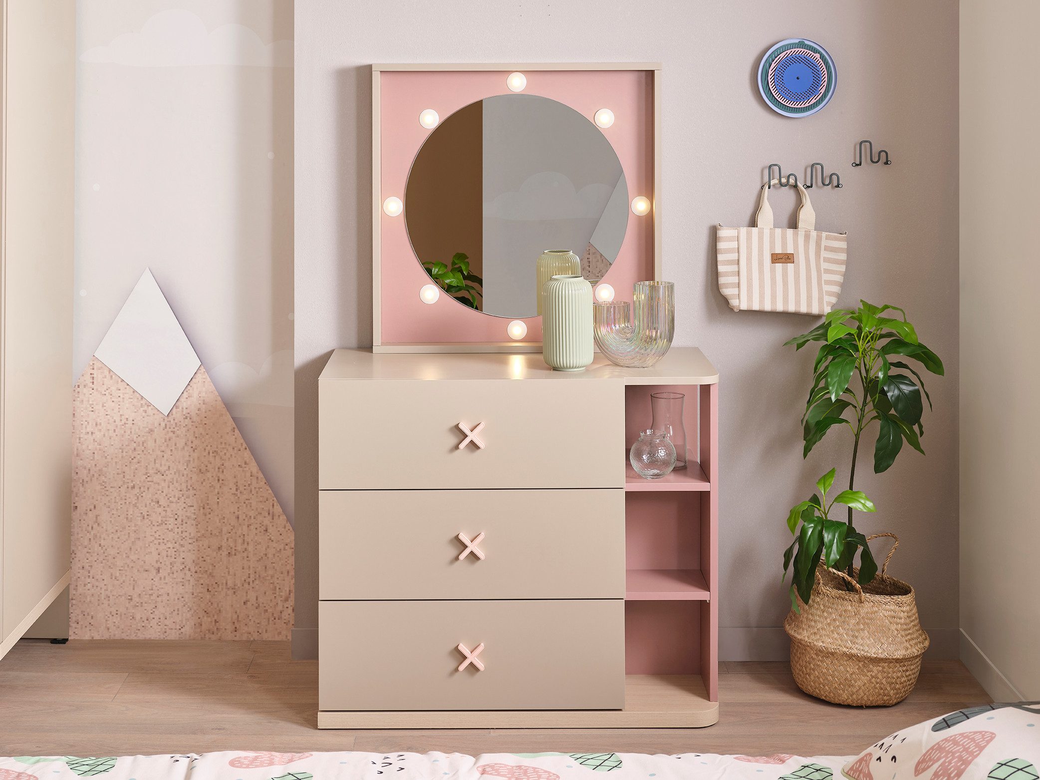 Möbel-Zeit Kommode NORDIC – Beige & Rosa – 3 Schubladen & 3 offene Seitenfächer