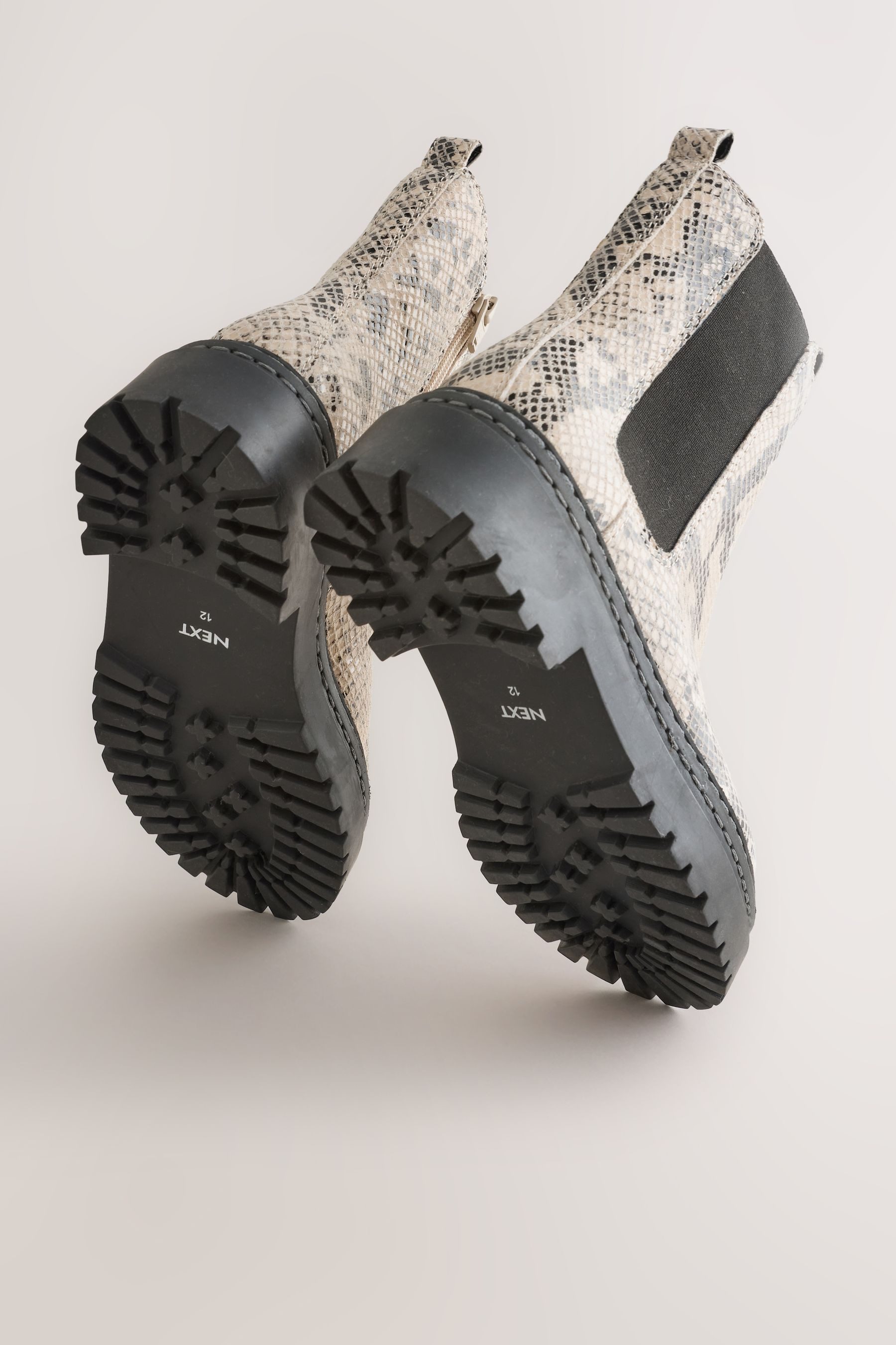 Next Klobige Chelsea-Stiefeletten aus Leder Chelseaboots – Bild 4 von 5