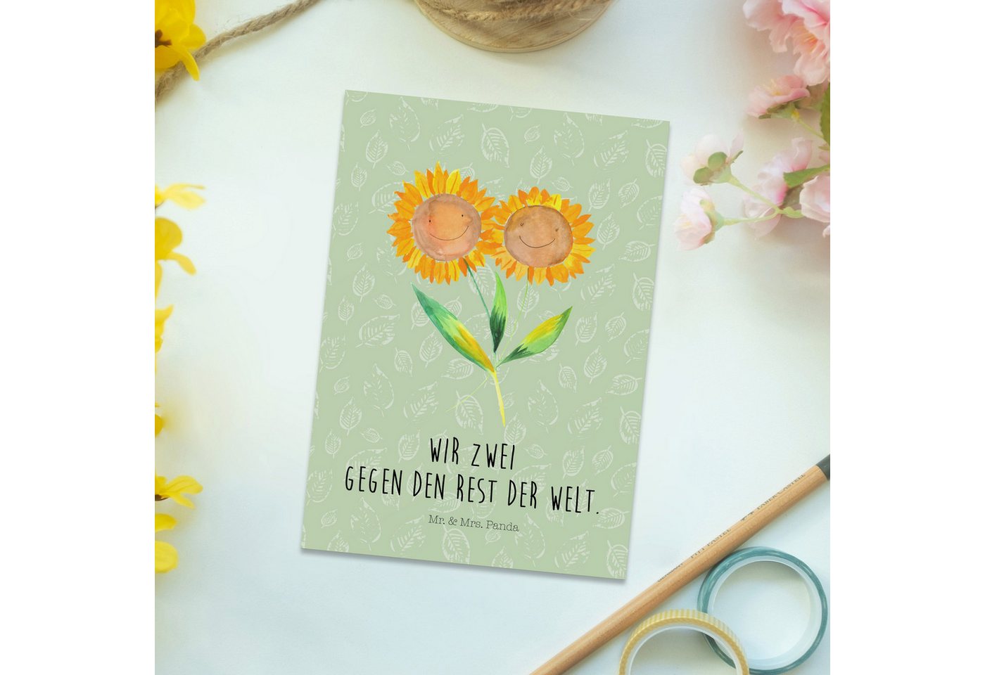 Thumbnail - Mr. & Mrs. Panda Postkarte Blume Sonnenblume - Blattgrün - Geschenk, Blumen, Pflanzen, Geschenkk, Charmantes Design