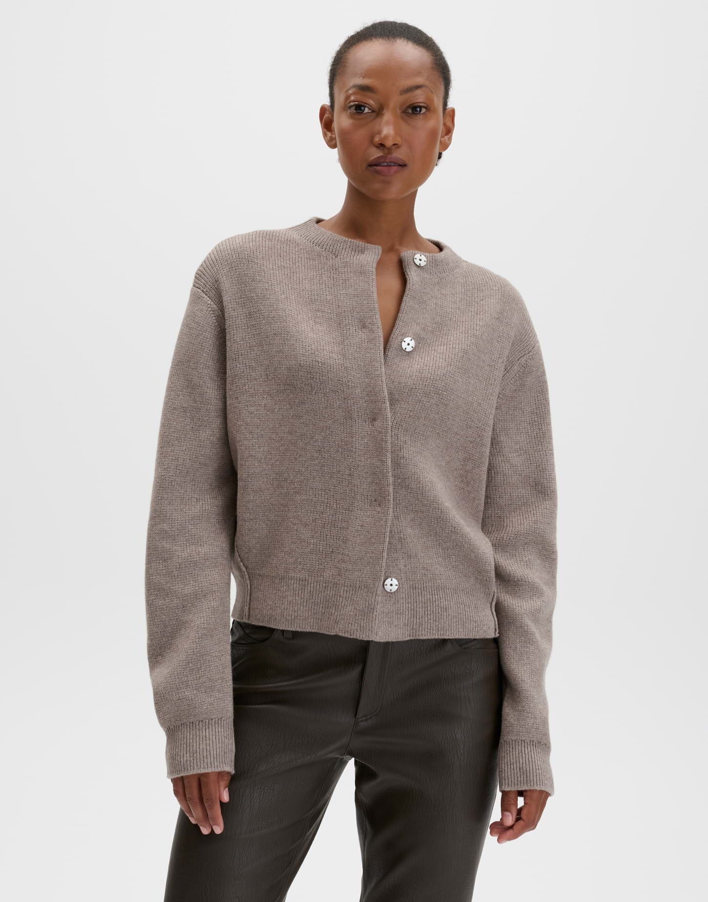 someday Strickjacke Tialu aus weichem Strick Verkürzte Form mit überschnittener Schulter und verdeckter Leiste