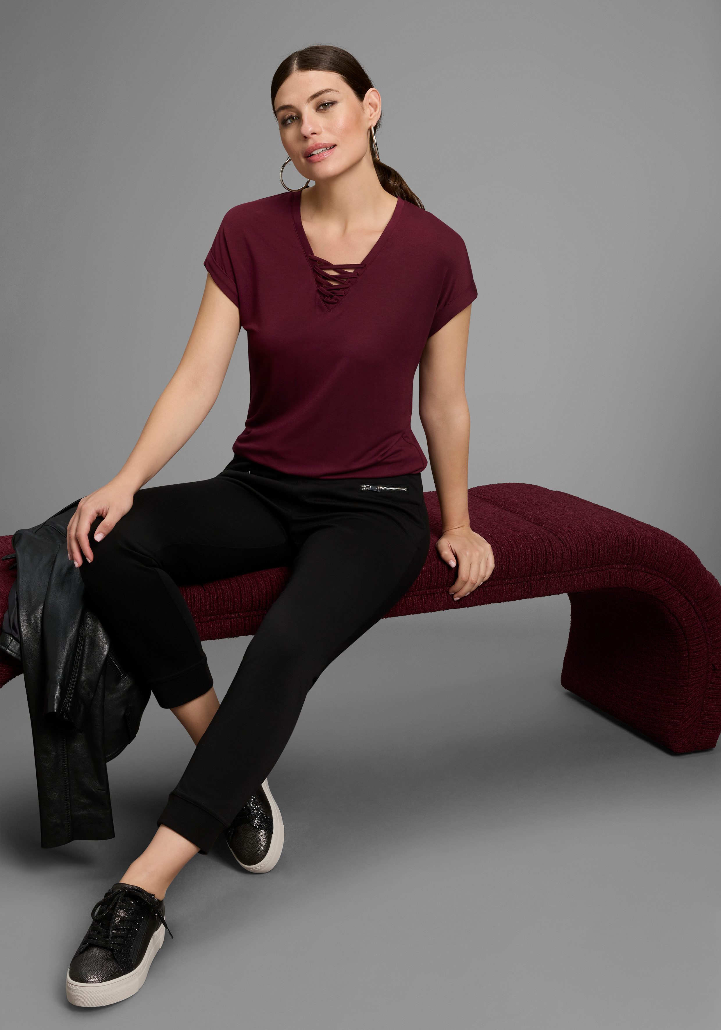 Bruno Banani T-Shirt mit Schnürung im Ausschnitt - NEUE KOLLEKTION. Reduzierter Preis € 28,99. Unverbindliche Preisempfehlung € 34,99, (€ 28,99 pro 1 Stk)