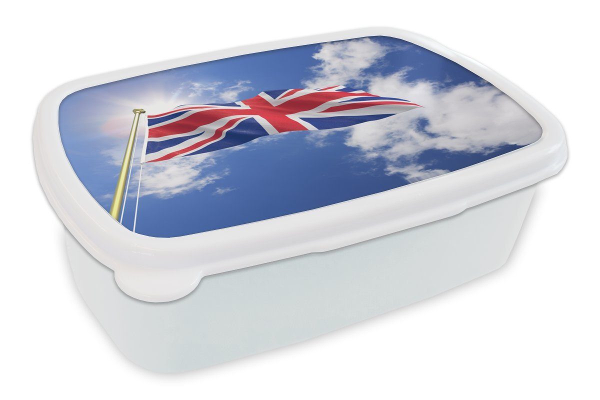 MuchoWow Lunchbox Die Flagge des Vereinigten Königreichs weht am Himmel, Kunststoff, (2-tlg), Brotbox für Kinder und Erwachsene, Brotdose, für Jungs und Mädchen weiß