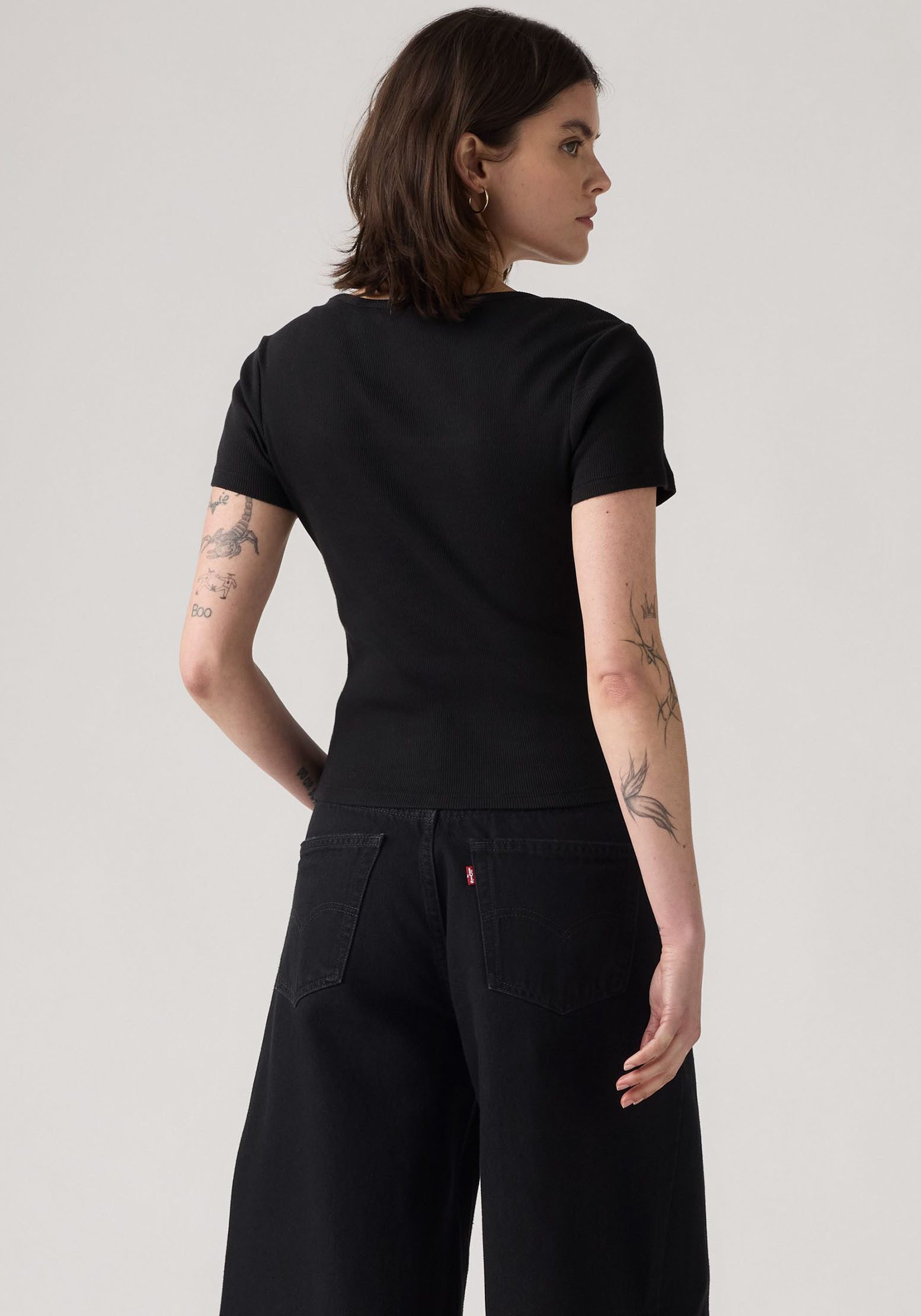 Levi's® T-Shirt Levi's® Essential T-Shirt mit quadratischem Ausschnitt Feinrippqualität