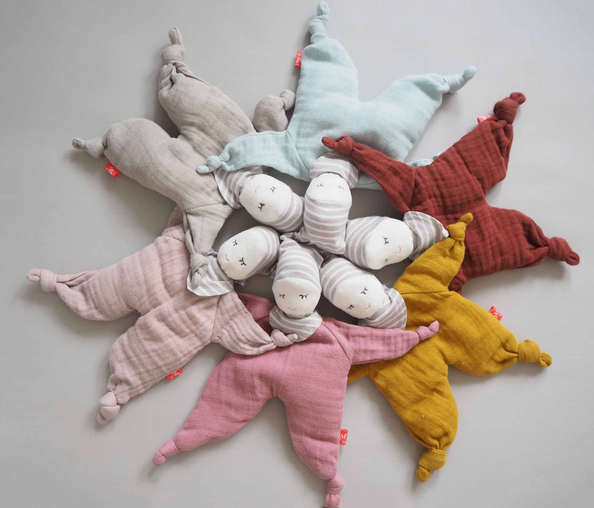 kikadu Babypuppe, Rosé, weich und kuschelig aus Bio-Baumwolle.