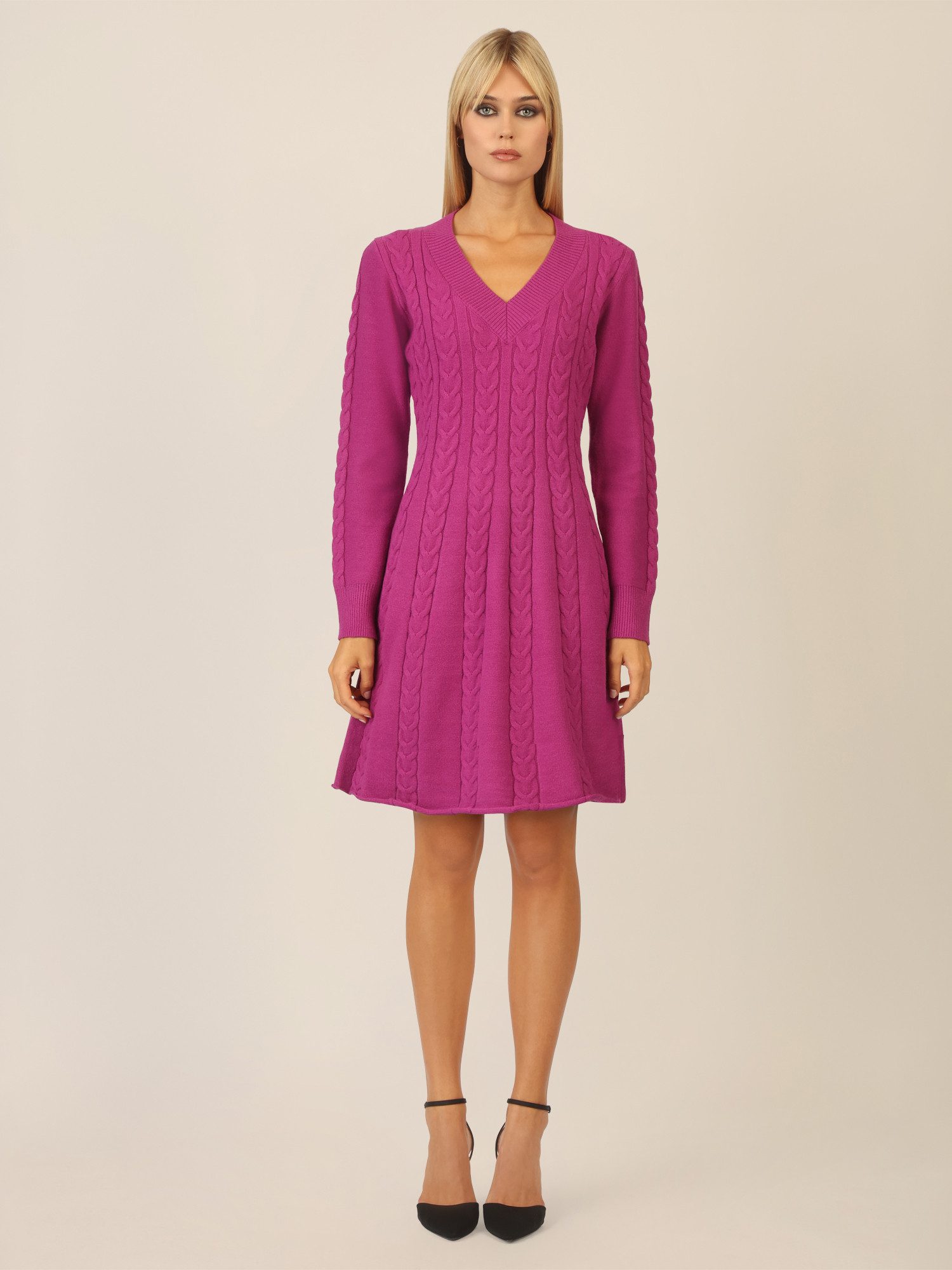 Apart Strickkleid mit Zopfmuster und V-Ausschnitt