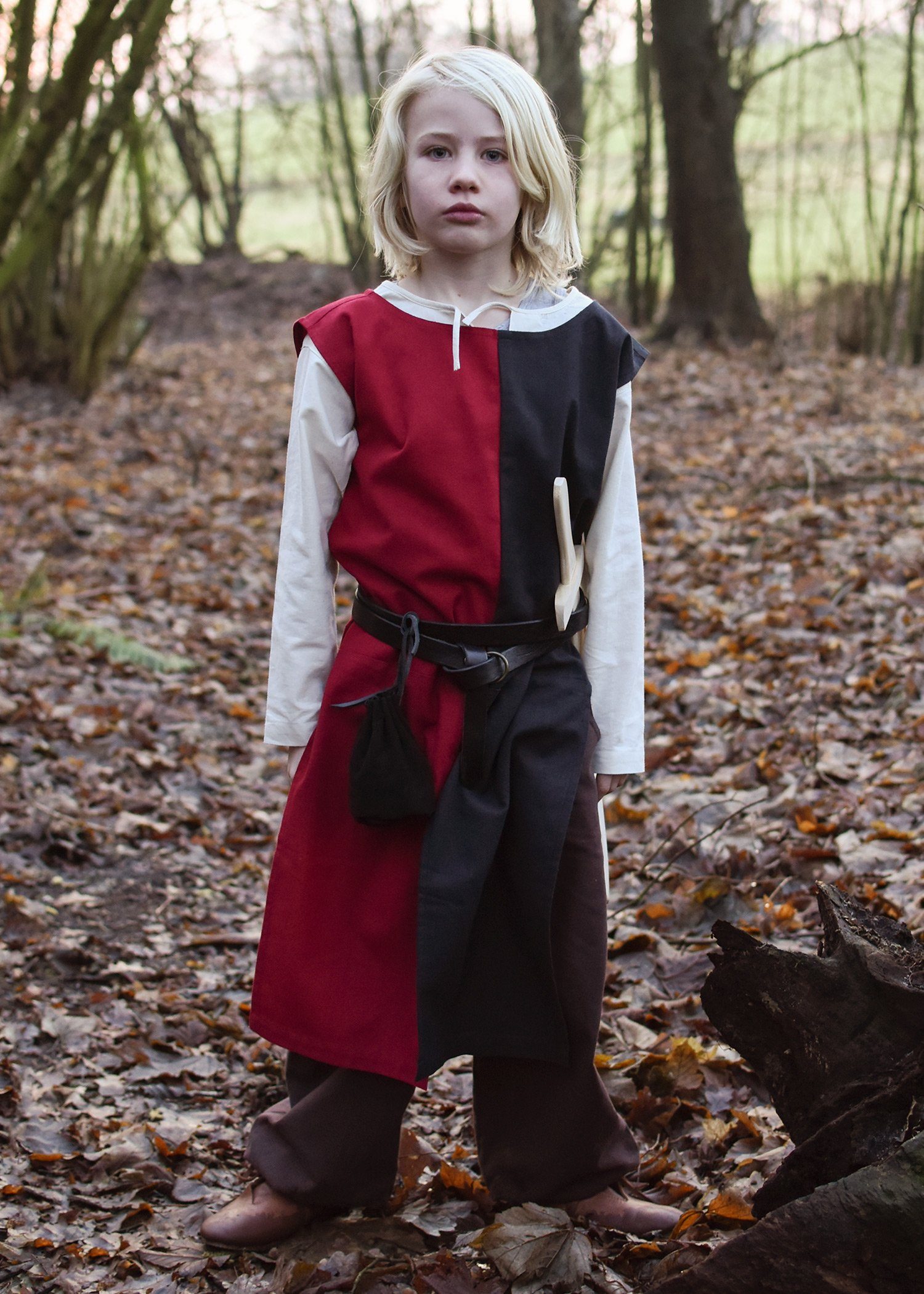 Battle Merchant Ritter-Kostüm Kinder-Waffenrock Lucas, Mi-Parti, schwarz/rot
