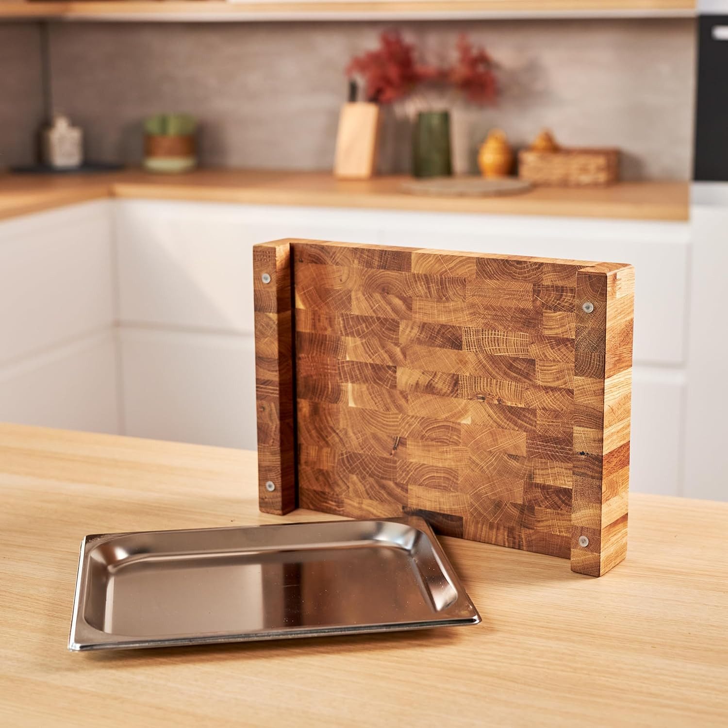 B4K Schneidebrett aus Eiche Stirnholz mit Griffen, Silikonfüßen & Auffangschale