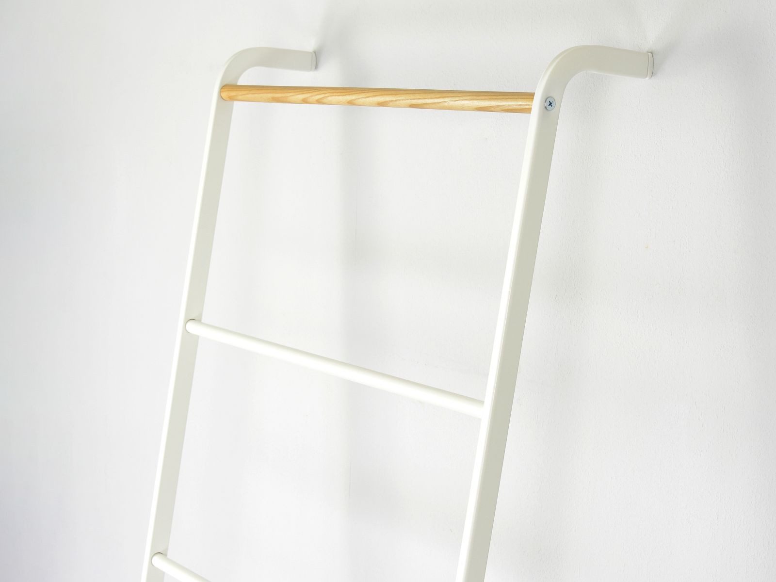 Yamazaki Garderobenständer Tower Kleiderständer 45x162cm Handtuchleiter Kleiderleiter Garderobe, Handtuchhalter, Universalständer, weiß Metall mit Holzakzenten – Bild 4 von 5