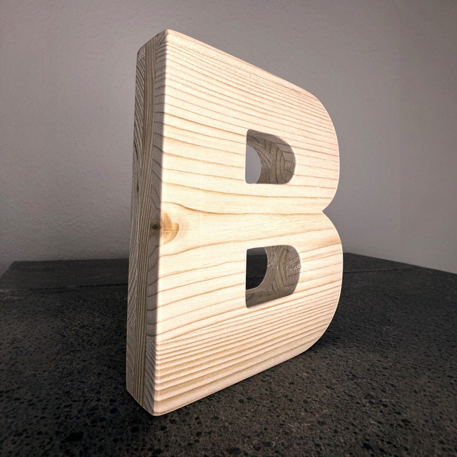 Zayno Deko-Buchstaben Holzbuchstabe "B" aus massivem Fichtenholz (Packung, 1 St., Fördert das Kennenlernen des Alphabetes), in liebevoller Handarbeit aus hochwertigem Fichtenholz gefertigt.