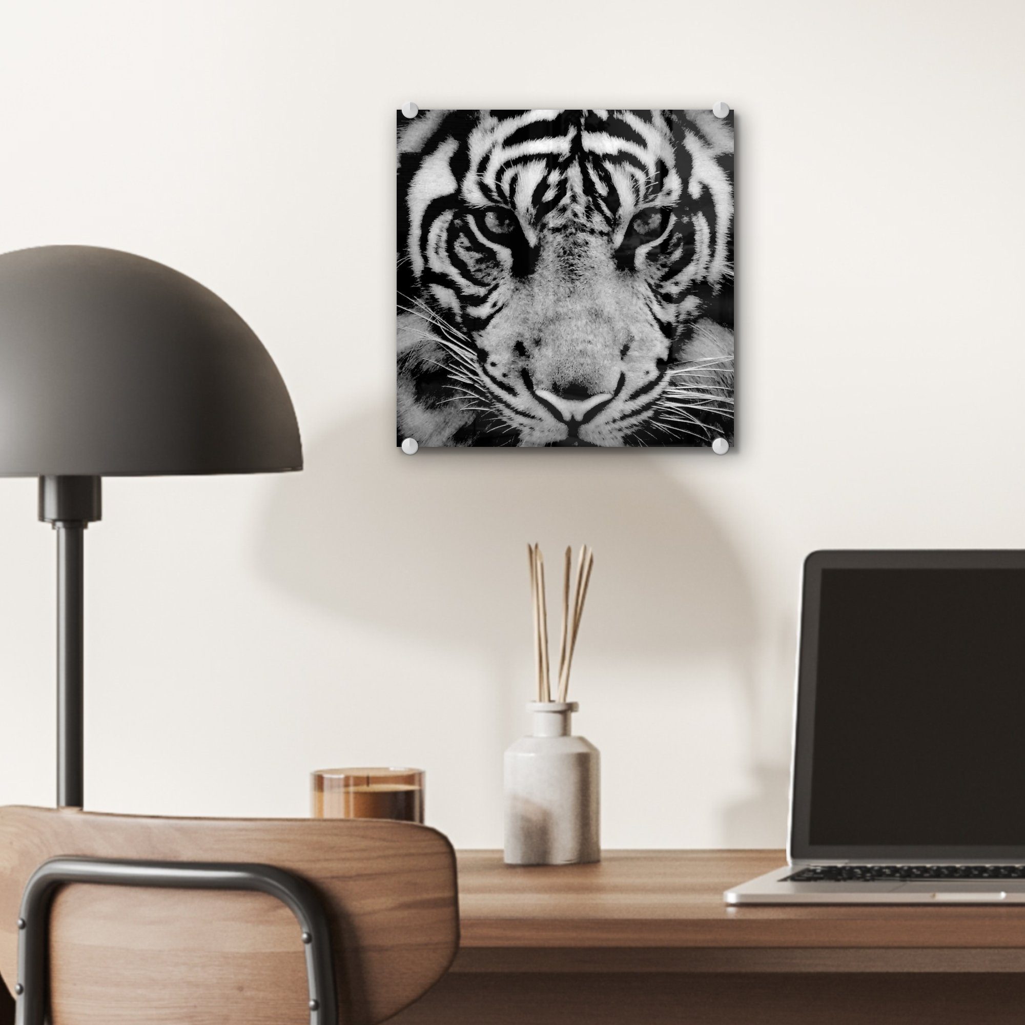 Bilder Glas (1 vor Glasbilder - Sumatra-Tiger Glas Wanddekoration auf Foto auf MuchoWow in Wandbild schwarz weiß, Hintergrund und - - schwarzem Acrylglasbild St),