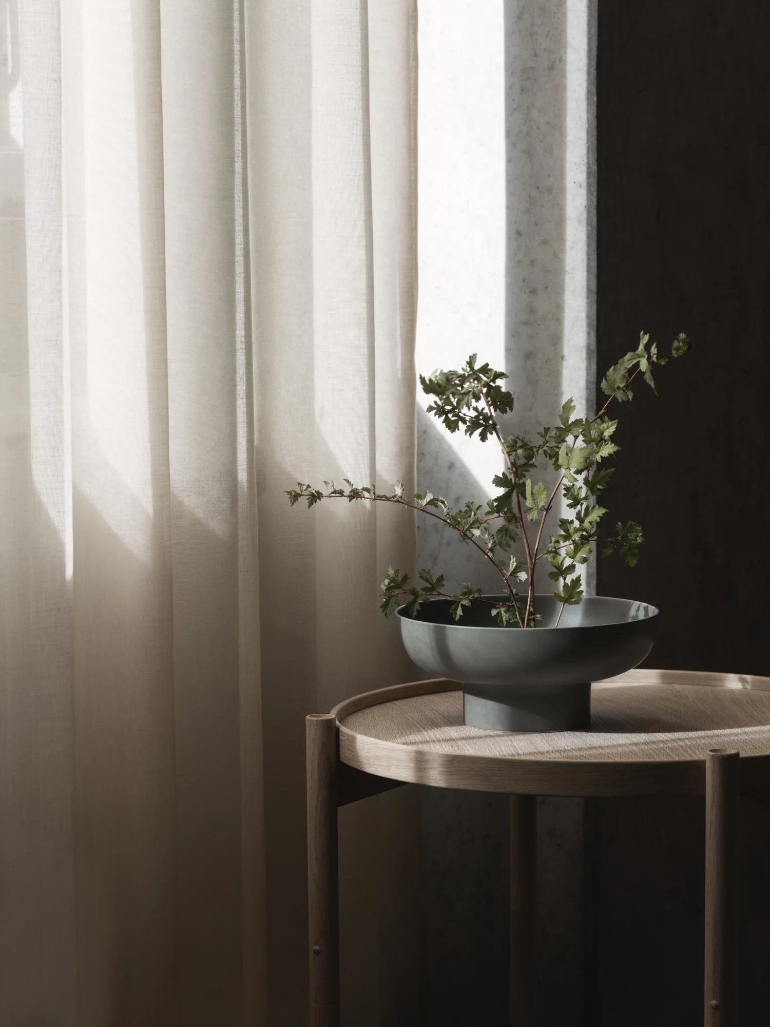 blomus Dekovase -MIYABI- Japanische Ikebana-Vase aus Steingut: Ästhetik in Perfektion, Hochwertig, Ikebana-Kunst, Ästhetik, Funktionalität, Vielseitig, Robust