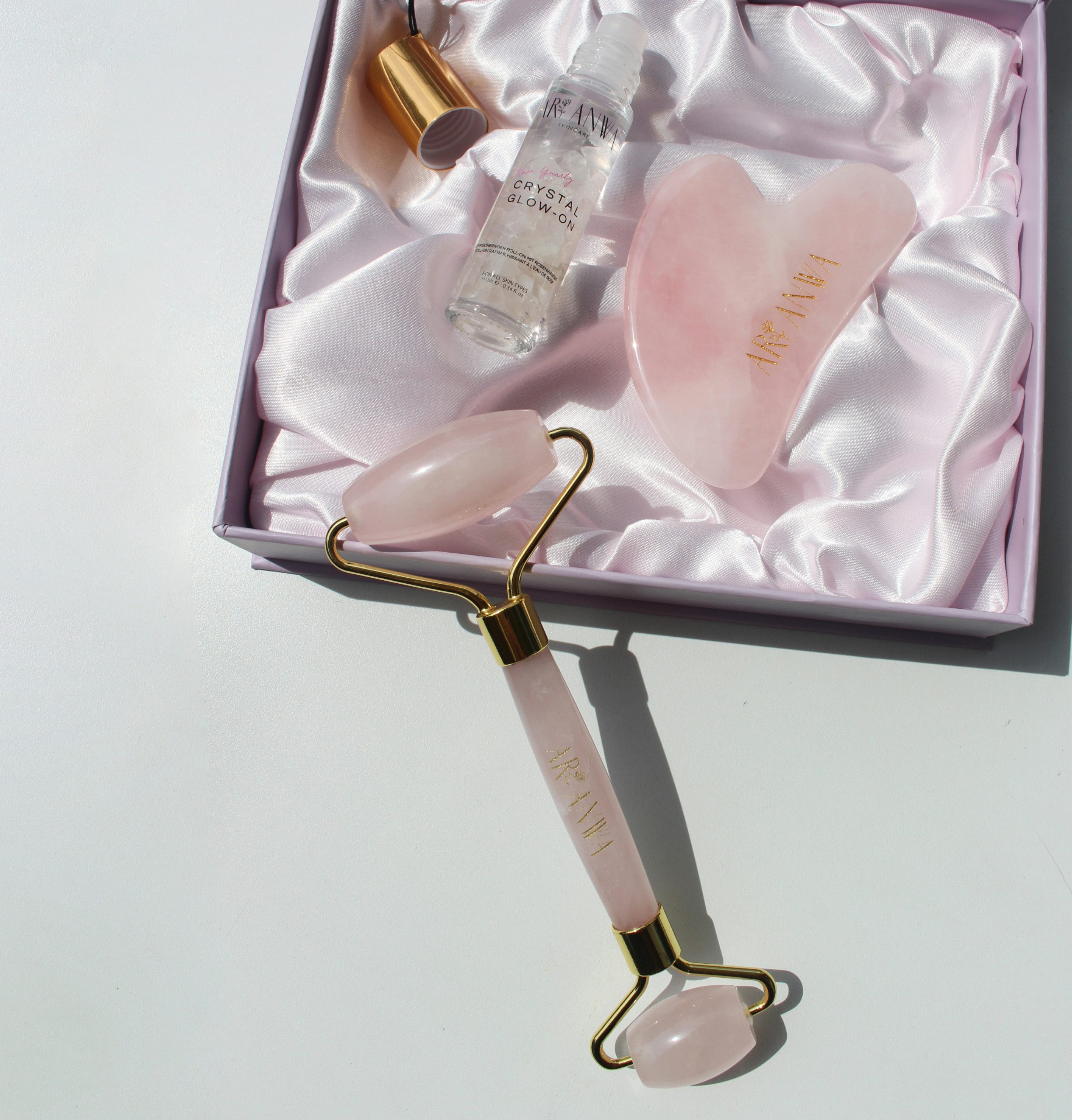 ARI ANWA Skincare Gesichtspflege-Set The Glow Kit Rose, Rosenquarz Roller + Gua Sha + Roll On Rosenwasser