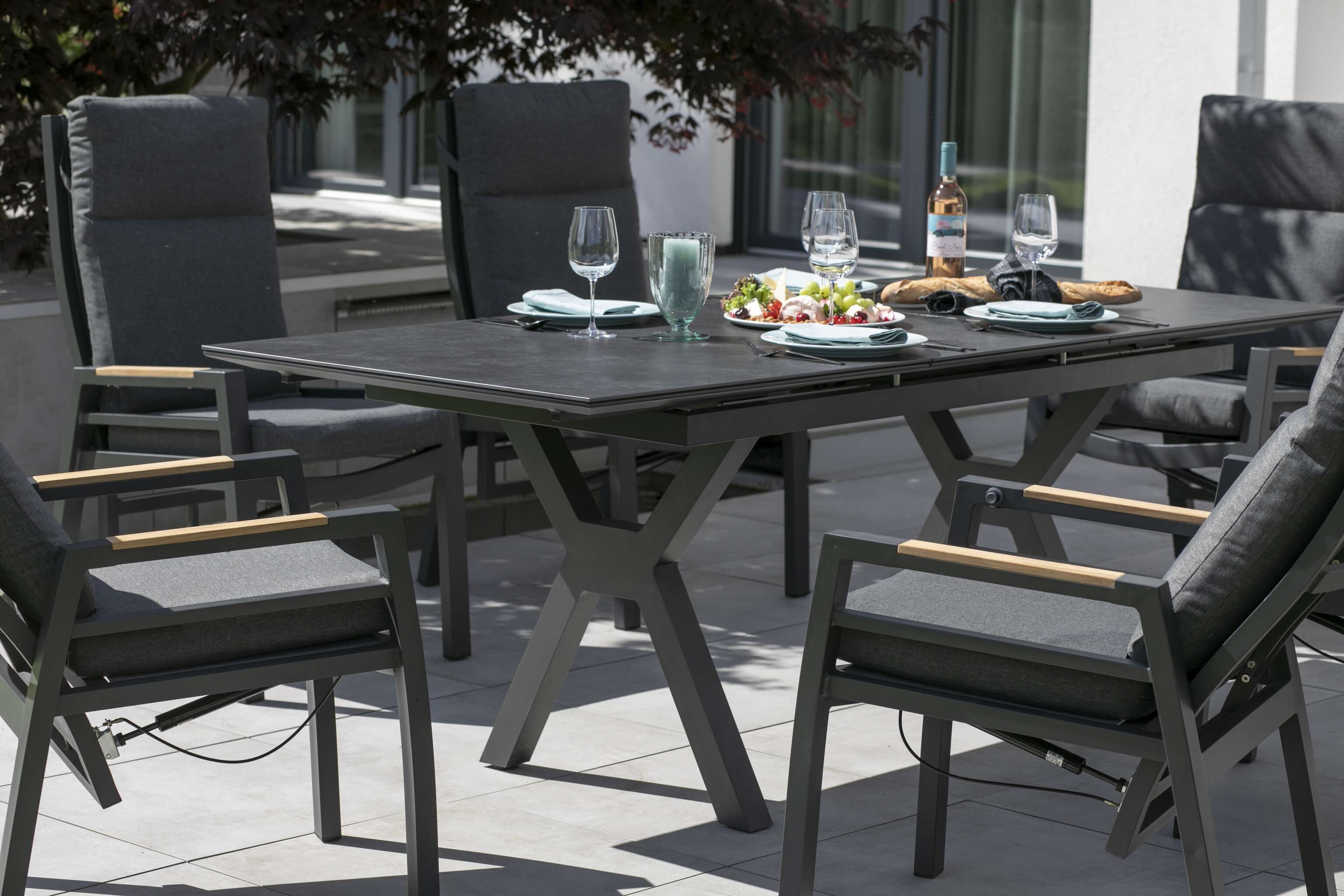 MR.DEKO Gartentisch ausziehbar Granada 160–210x90cm Aluminium Keramikplatte (Ausziehbarer Gartentisch für Terrasse, Garten und Balkon, 1-St), Synchronauszug, Keramikplatte, wetterfestes Aluminiumgestell