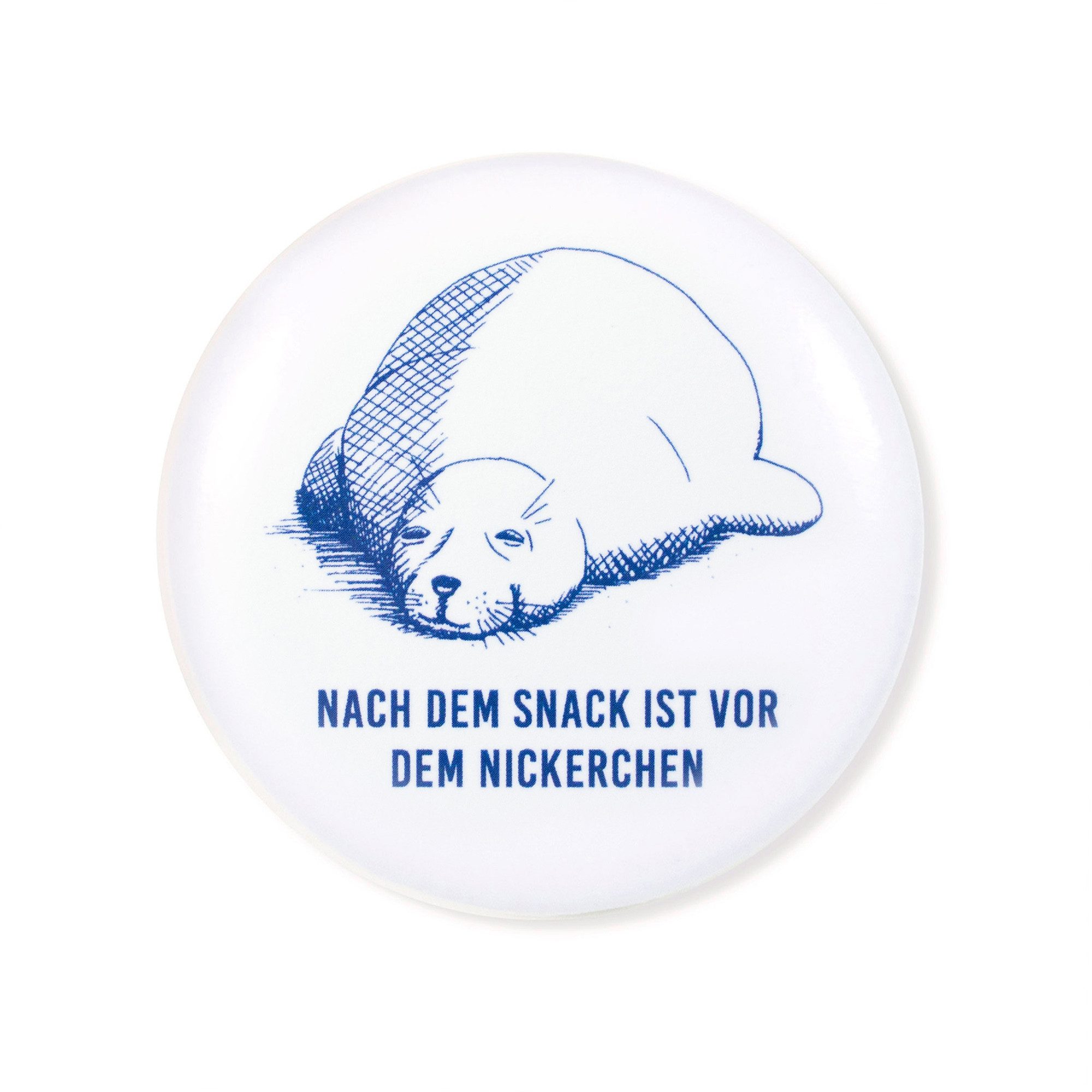 Bow & Hummingbird Magnet Kühlschrankmagnet „Seehund nach dem Snack“ Magnet mit lustigem Spruch (Blau Weiß, Ø 5,6 cm), Starker Magnet für Küche & Büro
