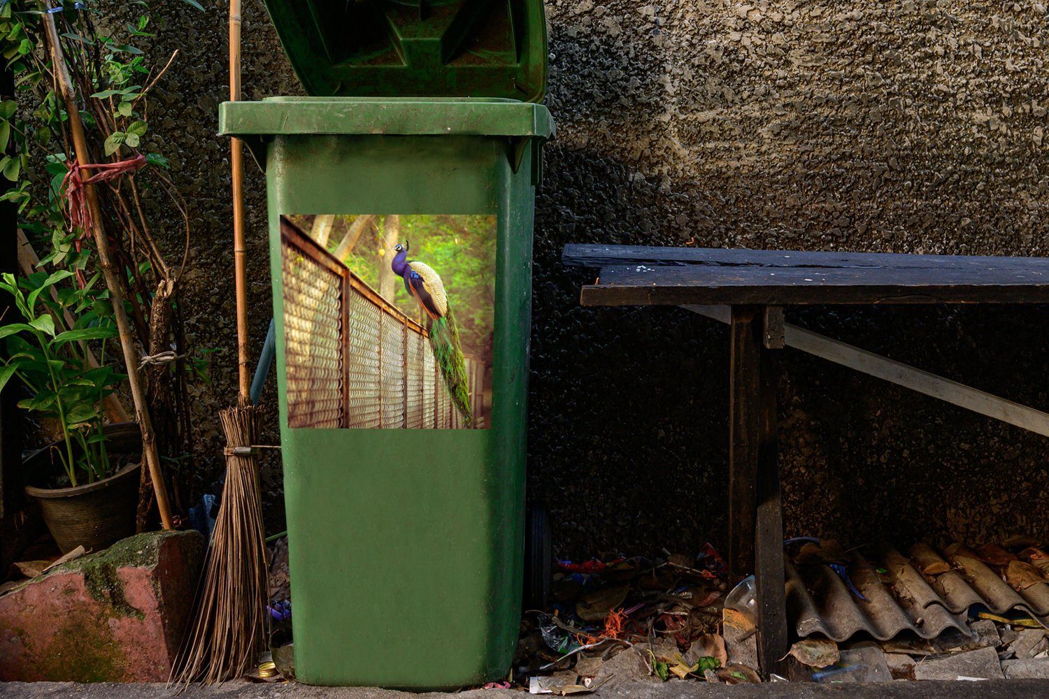 MuchoWow Wandsticker Mülleimer-aufkleber, Sticker, - Zaun Container, (1 Abfalbehälter Pfau - Mülltonne, St), Federn