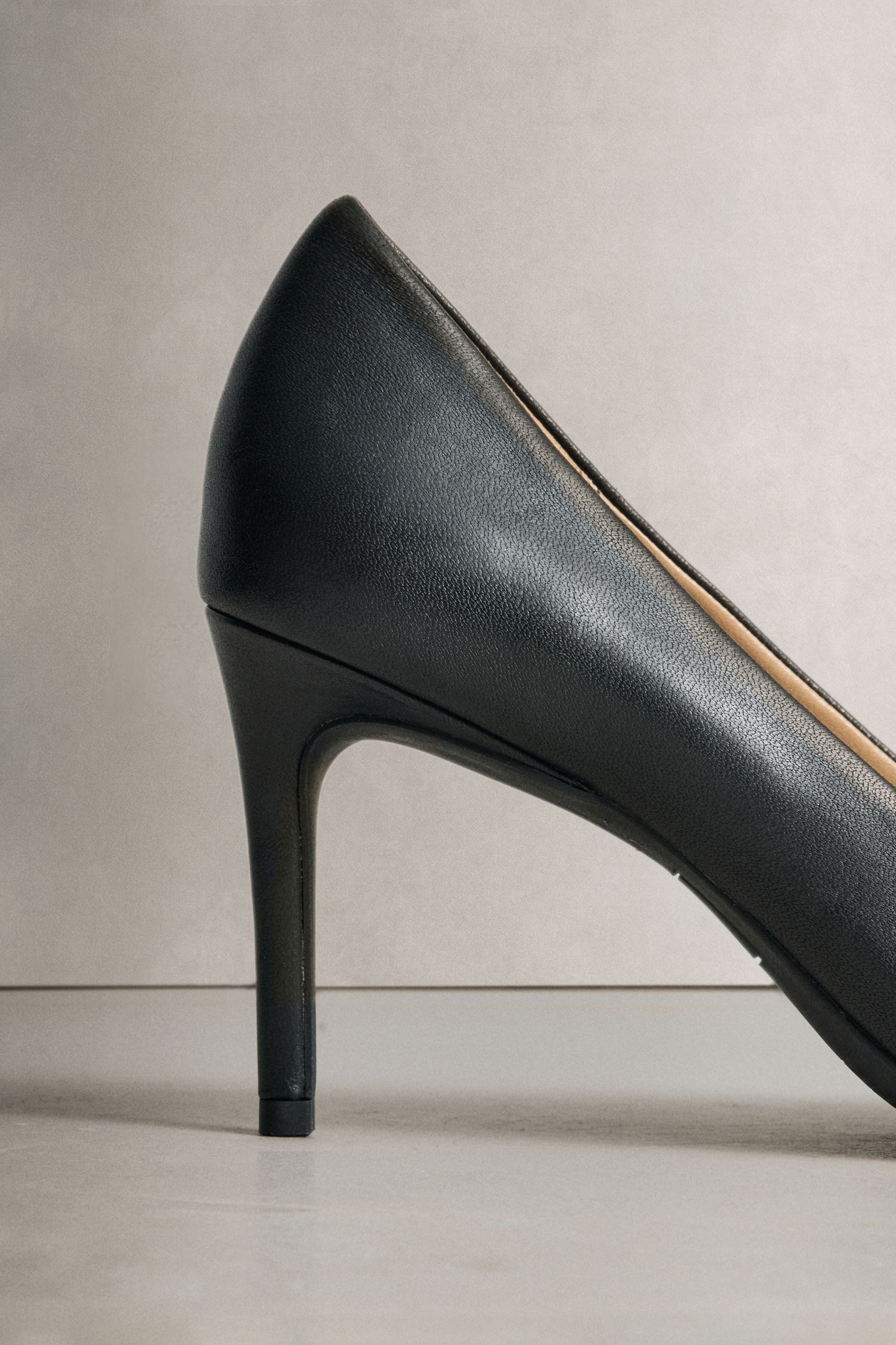 Next Forever Comfort® mittelhohe Pumps aus Leder High-Heel-Pumps – Bild 3 von 5