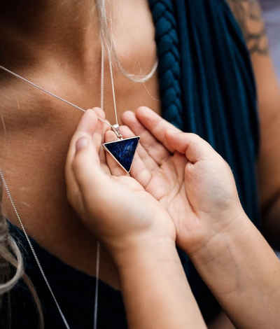 Crystal and Sage Jewelry Kette mit Anhänger Lapislazuli Dreieck Halskette