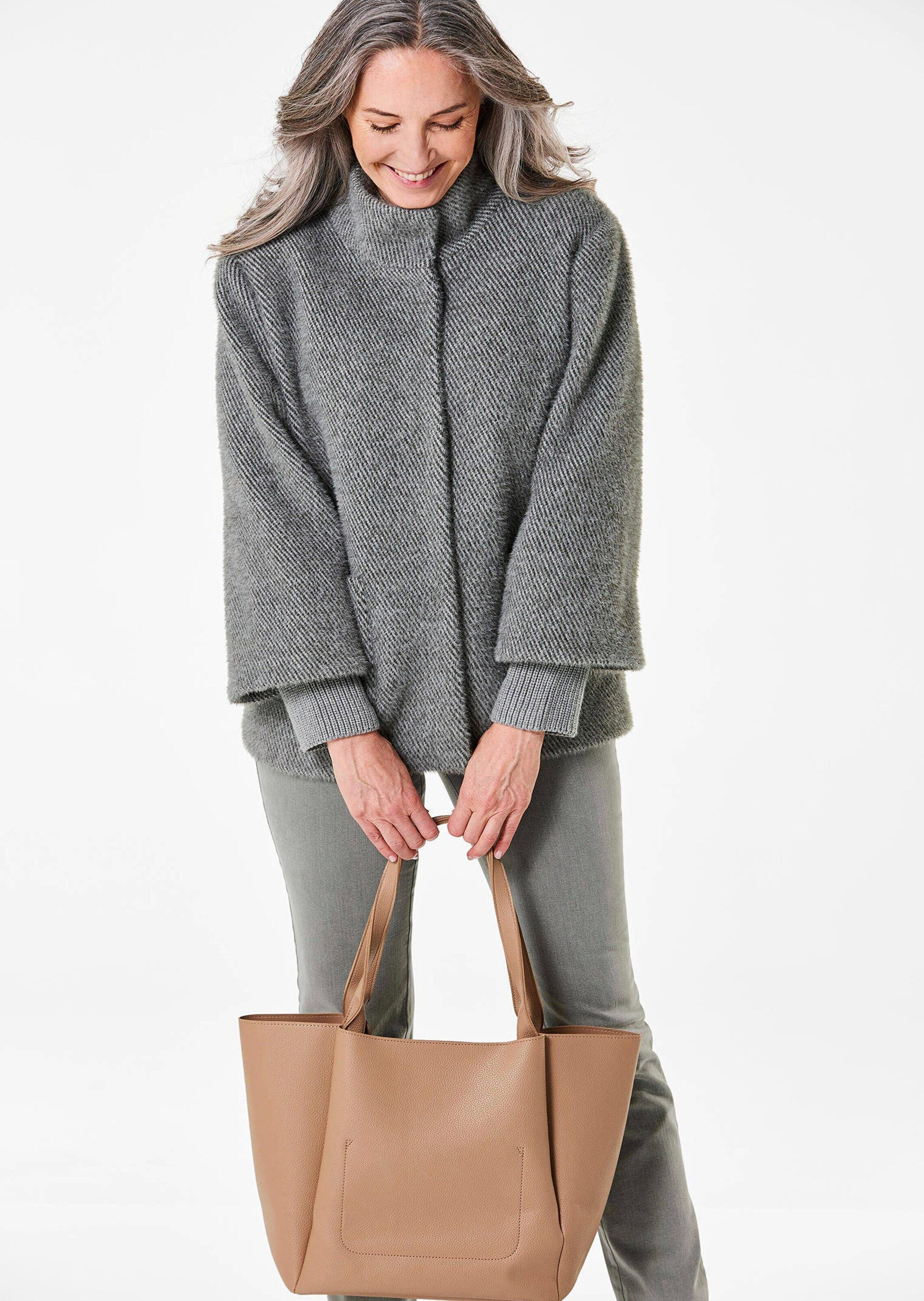GOLDNER Outdoorjacke Flauschiger Kurzmantel mit Stehkragen Flauschjacke mit aufgesetzten Taschen, Druckknopfleiste und Langarm