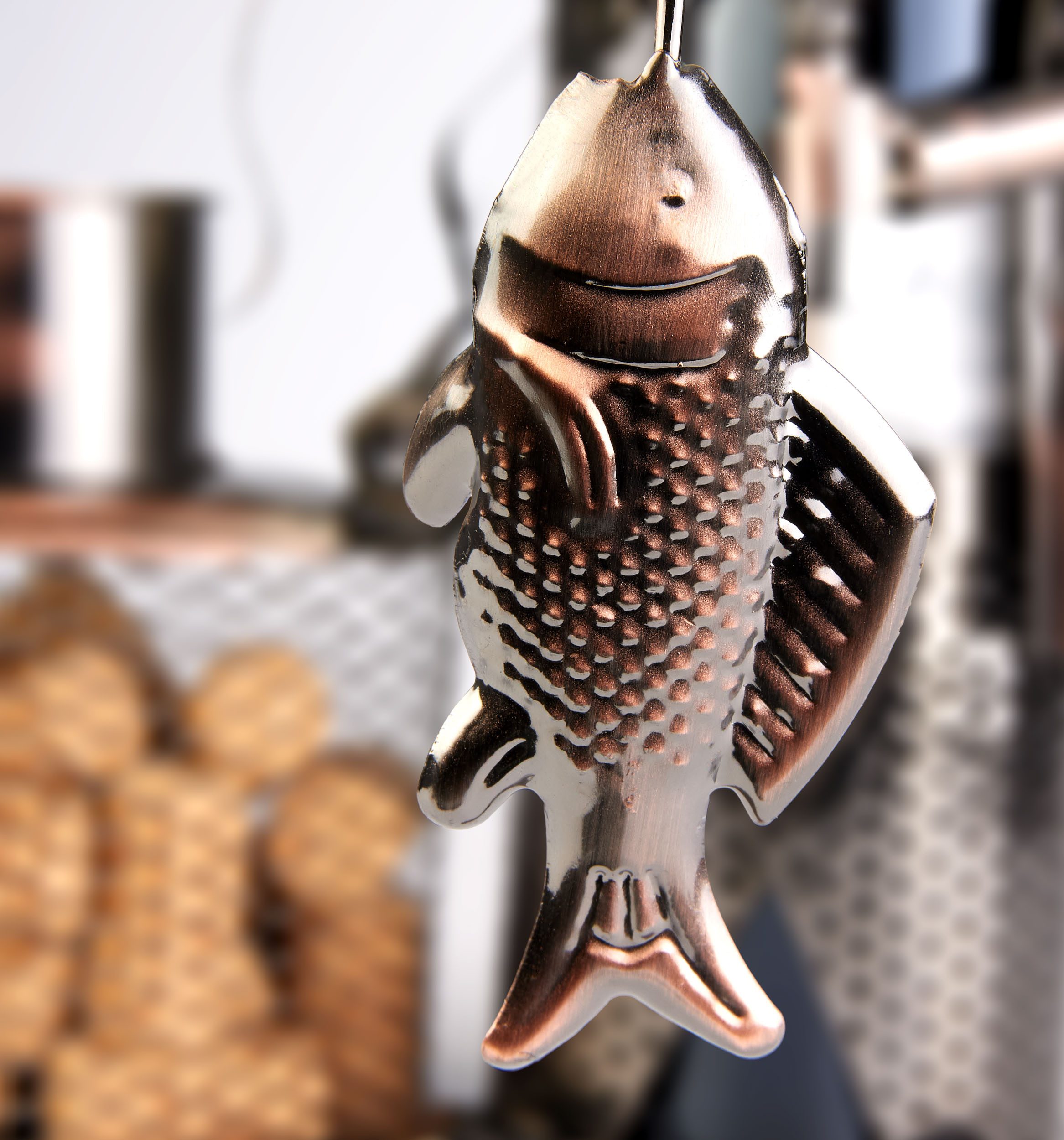 BRUBAKER Weinflaschenhalter Angler mit Fisch und Eimer für Korken Aufbewahrung - Flaschenhalter, (Geschenkset, 1-St., Geschenk Metallfigur), Weingeschenk Metall – Bild 5 von 5
