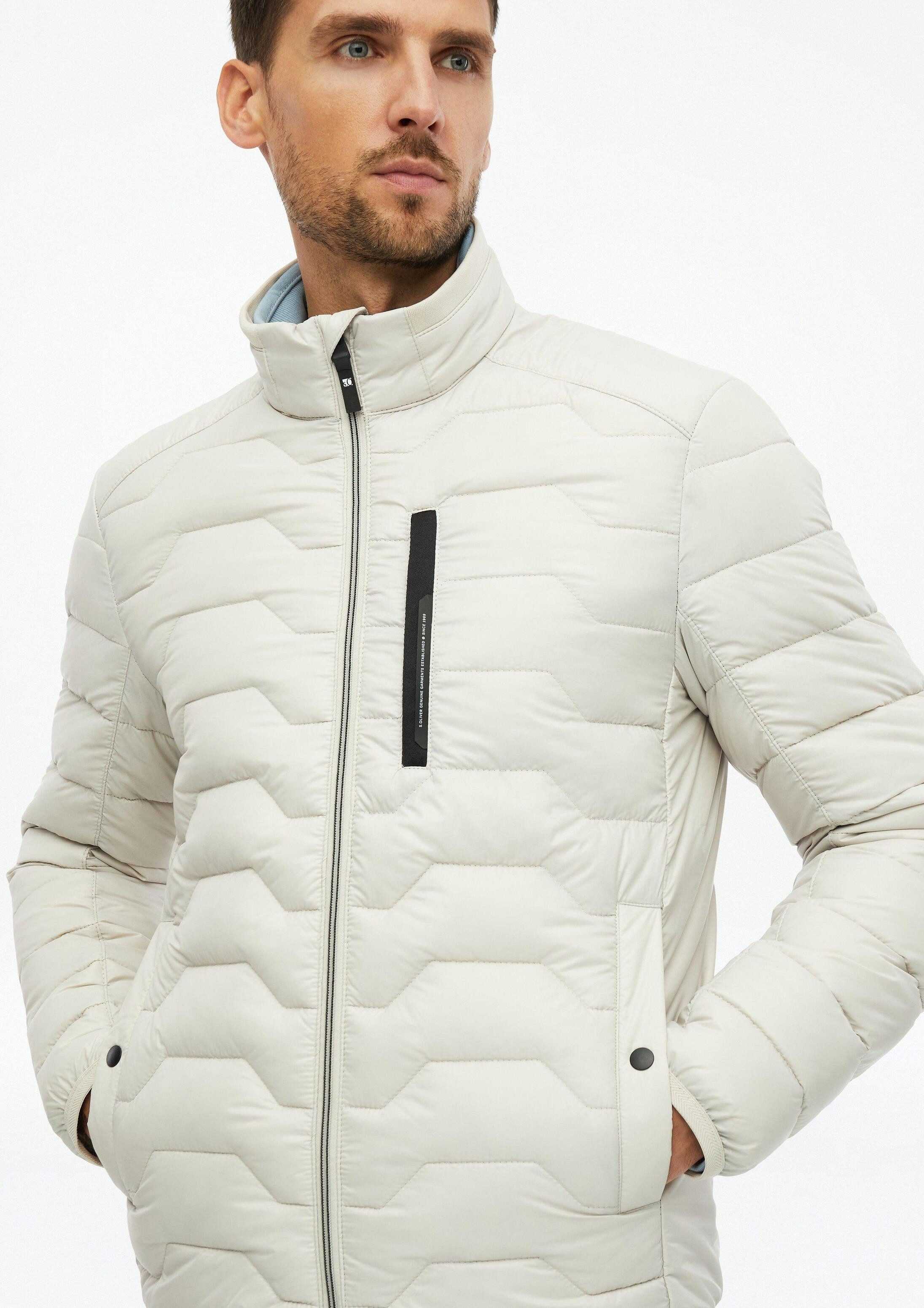 s.Oliver Funktionsjacke Outdoor-Jacke Leichte Steppjacke mit Kontrast-Details und Stehkragen – Bild 4 von 5