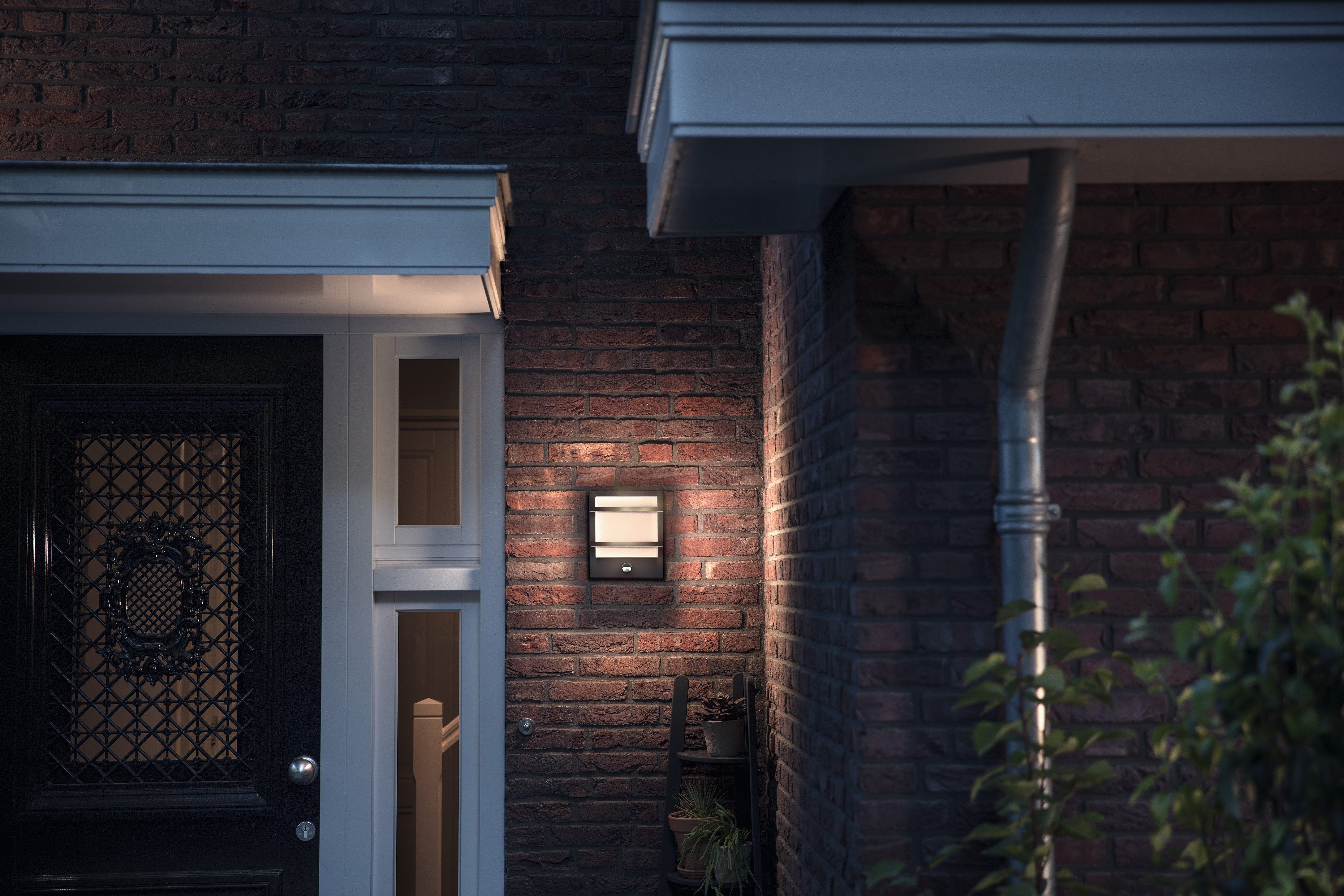 Philips LED Außen-Wandleuchte Outdoor Ultra-Efficient Petronia 3.8W, 2700 Kelvin, anthrazit, Abschaltautomatik, Bewegungsmelder, LED fest integriert, Warmweiß