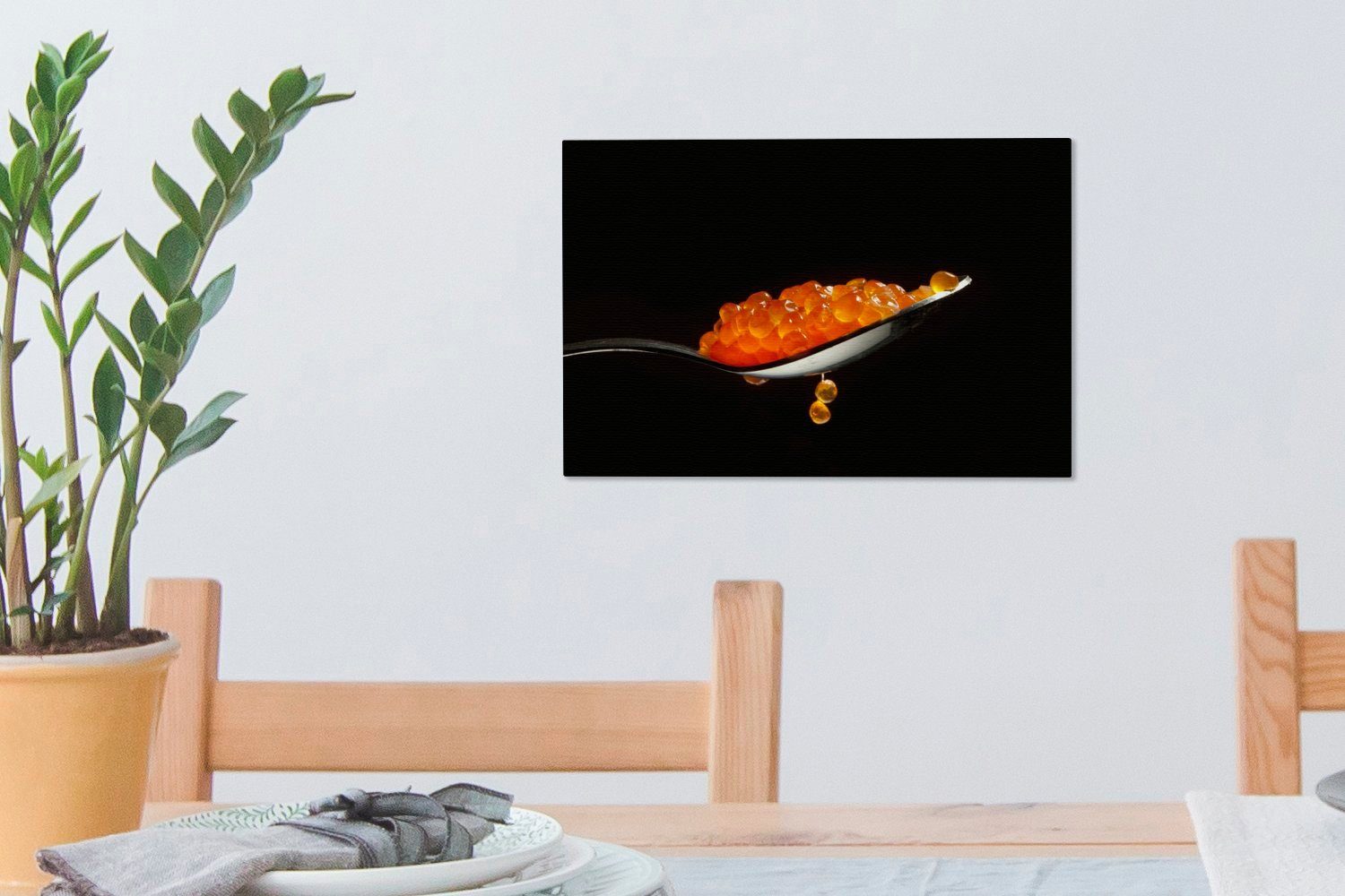 OneMillionCanvasses® Leinwandbild Roter Kaviar auf schwarzem mit Leinwandbilder, St), Wandbild (1 Aufhängefertig, Wanddeko, 30x20 cm Hintergrund, Löffel einem