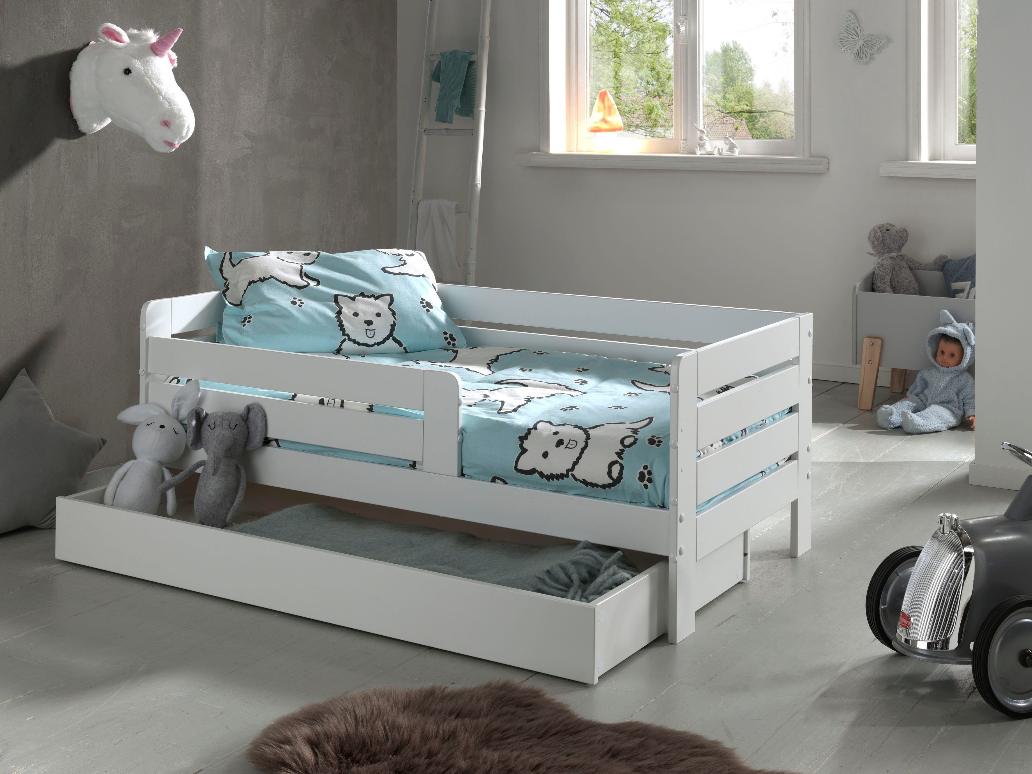 Vipack Kinderbett Junior, Kiefermassiv mit umlaufendem Absturzschutz und Rolllattenrost (B/H/T ca. 143,6x56x70cm, mit niedrigem Betteinstieg), wahlweise in 2 Farben, mit oder ohne Schublade