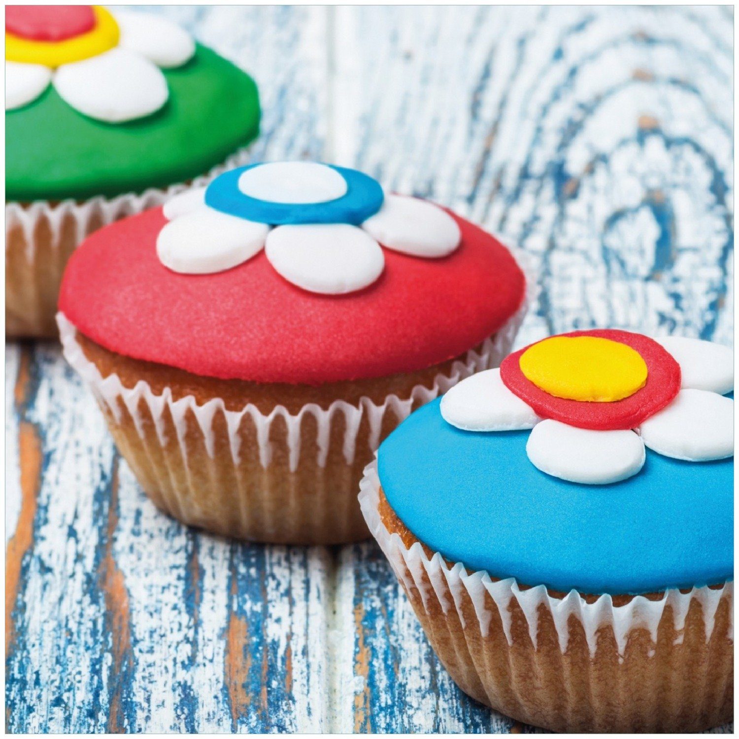 Wallario Memoboard Bunte Muffins - alter Holztisch - Stillleben